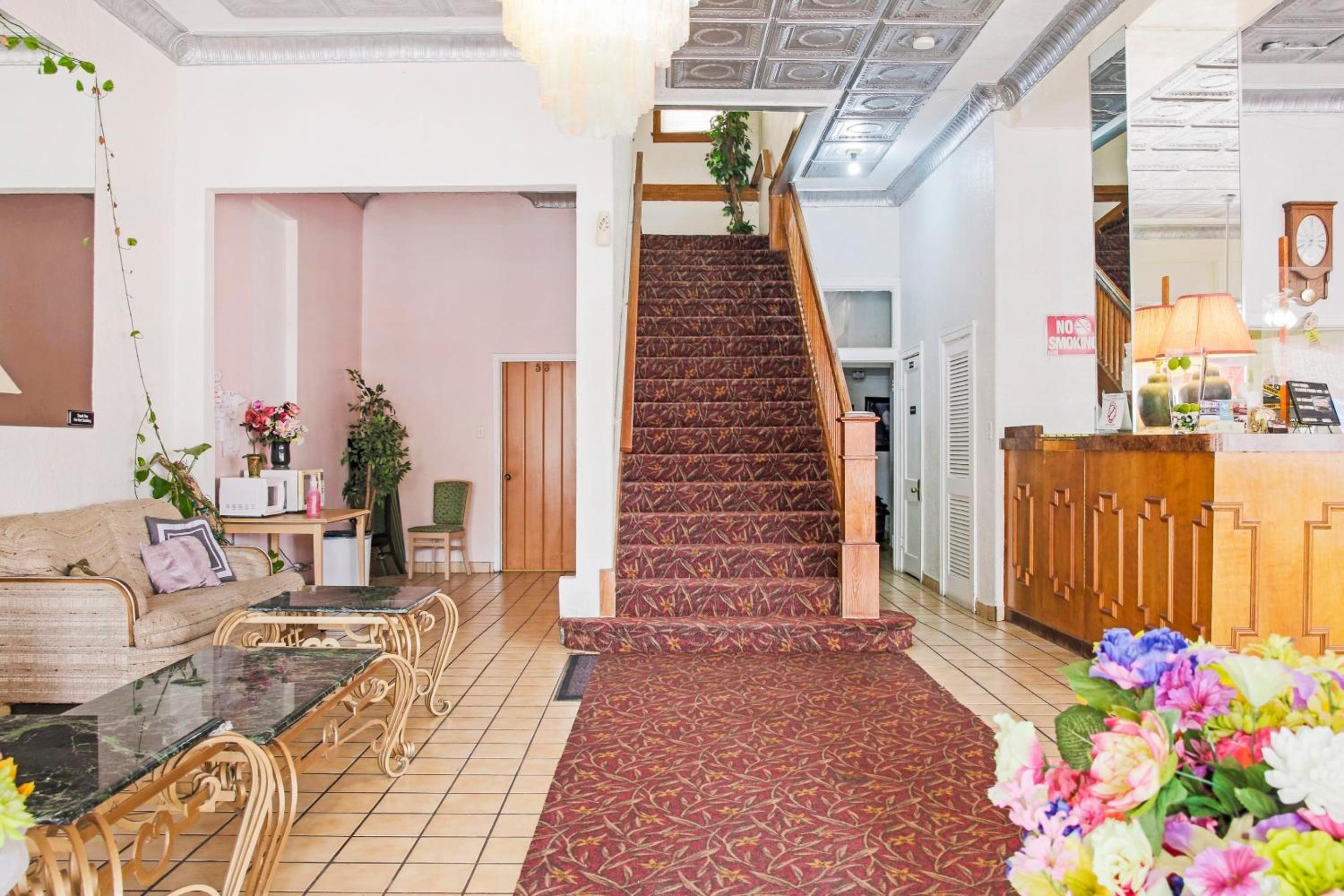 OYO Historic Cameron Hotel Brownsville I-69E