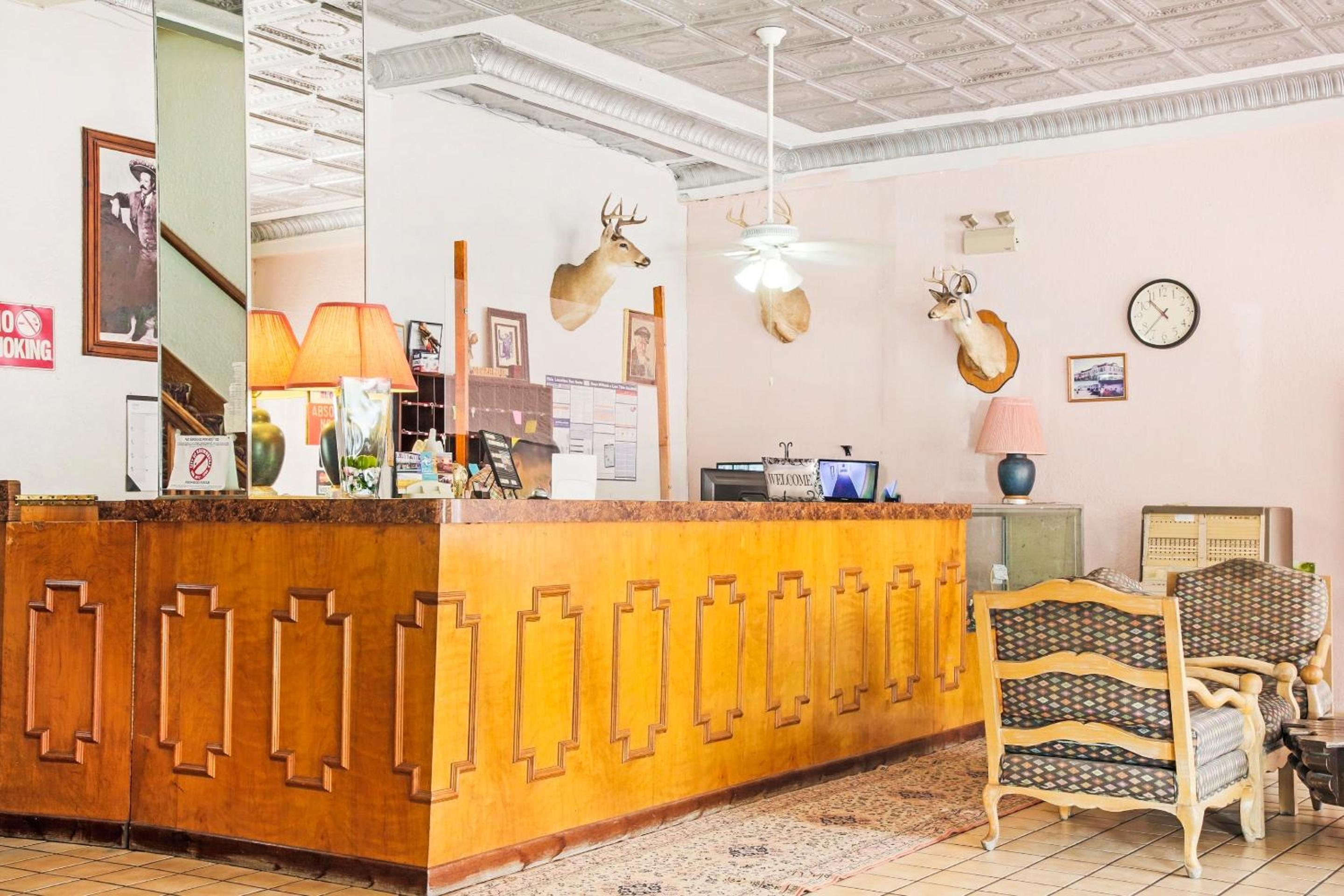OYO Historic Cameron Hotel Brownsville I-69E