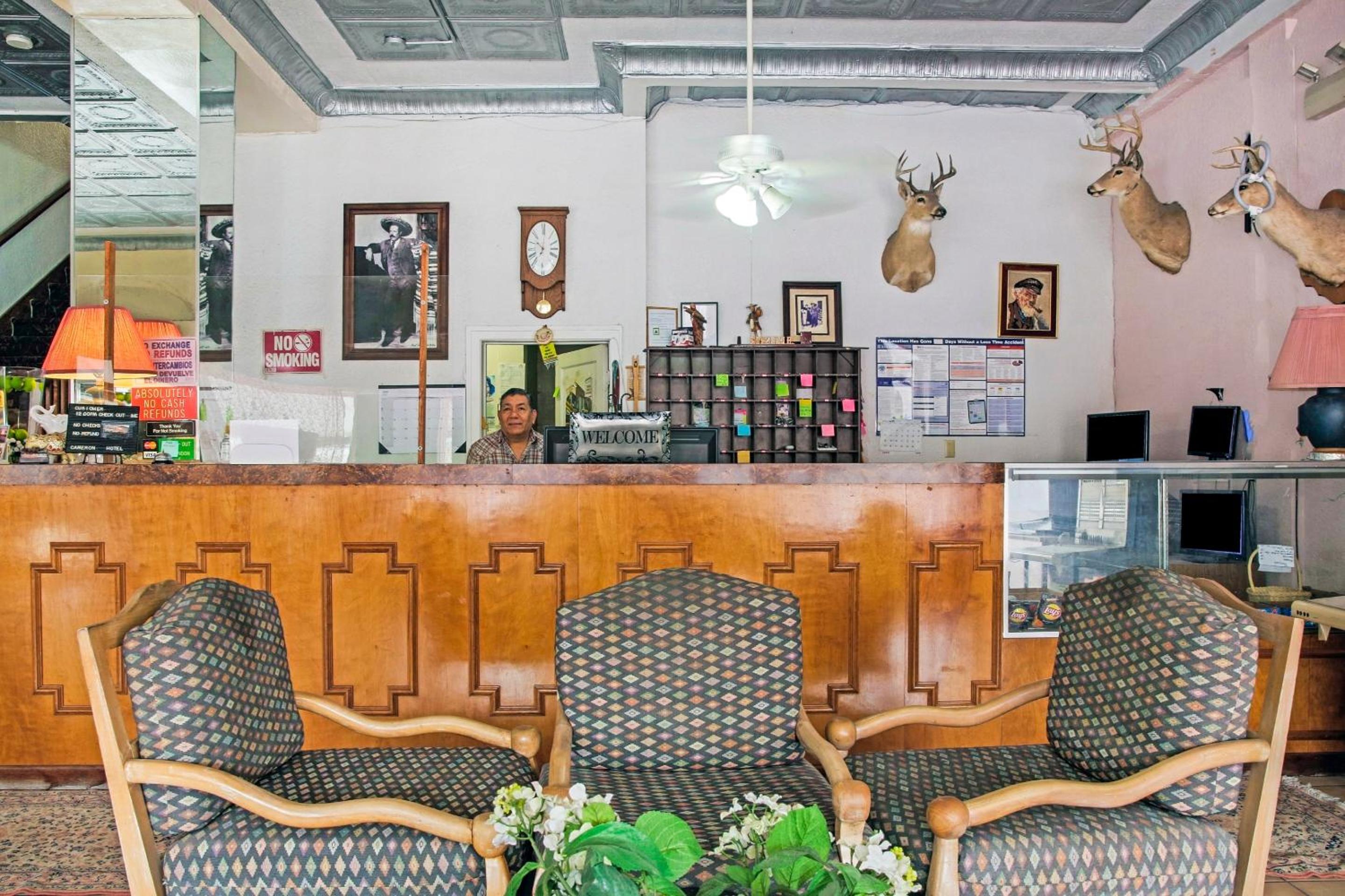 OYO Historic Cameron Hotel Brownsville I-69E