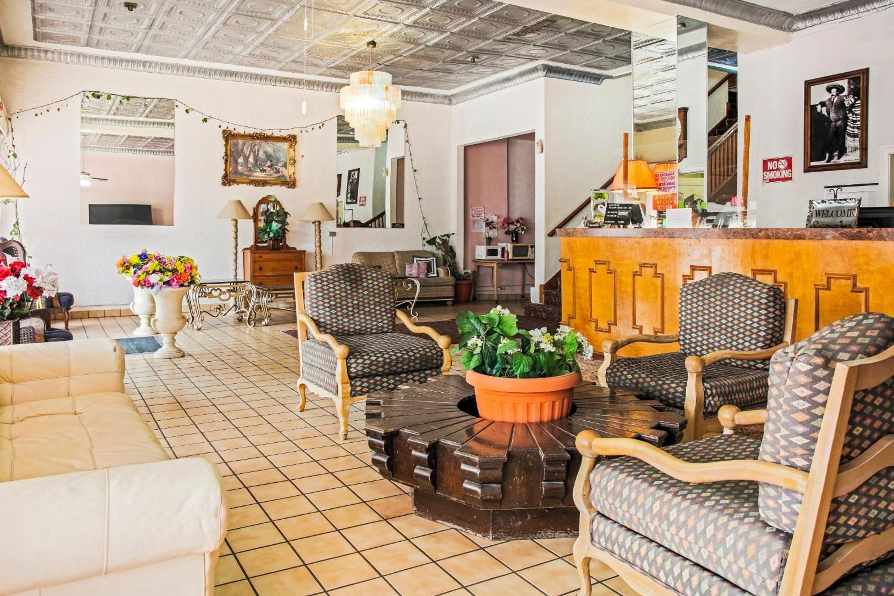 OYO Historic Cameron Hotel Brownsville I-69E