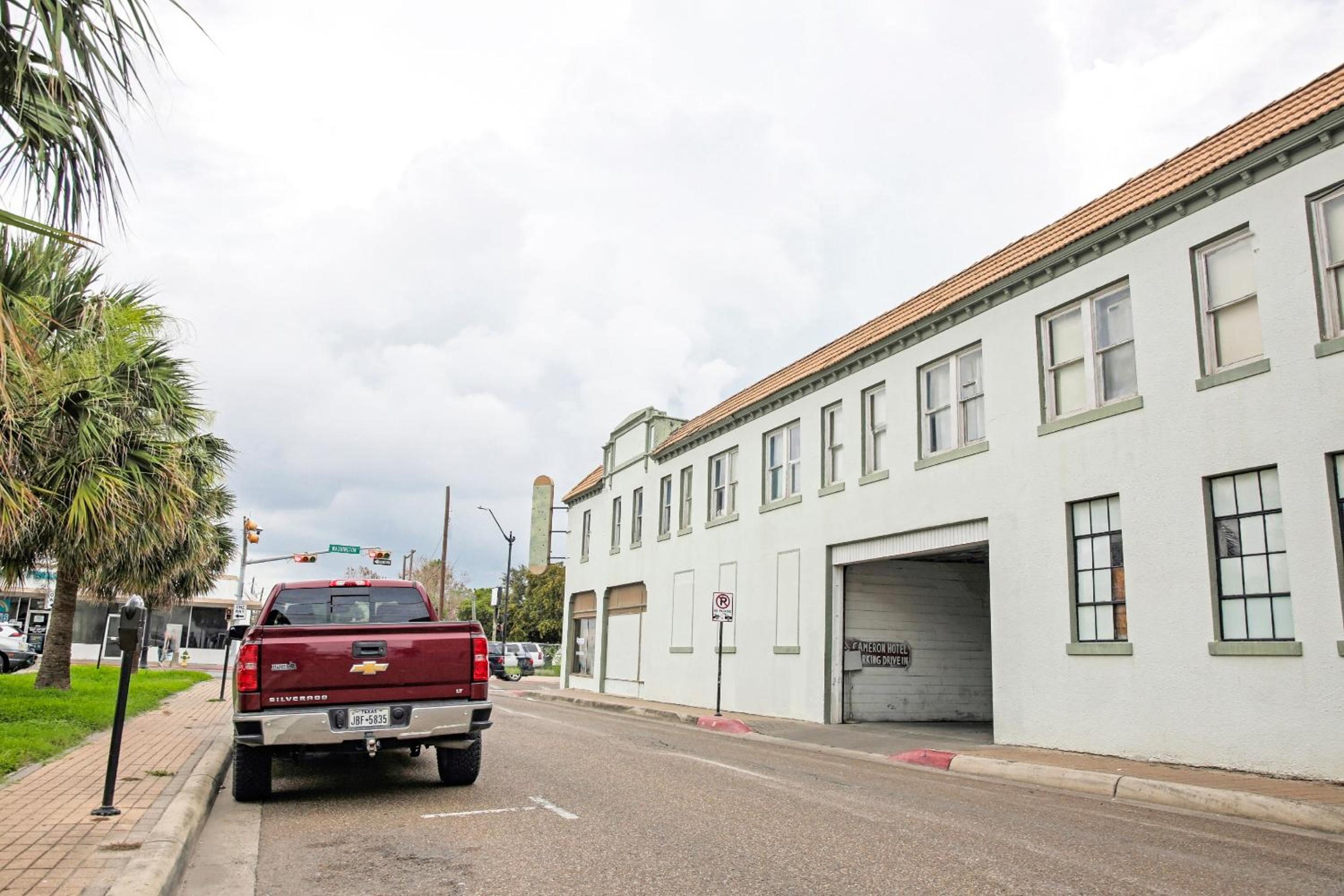OYO Historic Cameron Hotel Brownsville I-69E