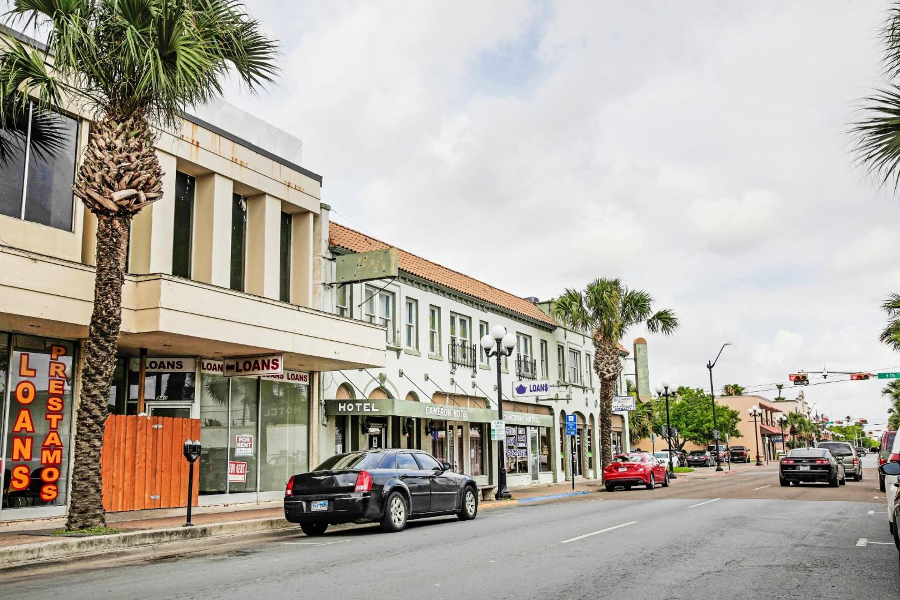 OYO Historic Cameron Hotel Brownsville I-69E