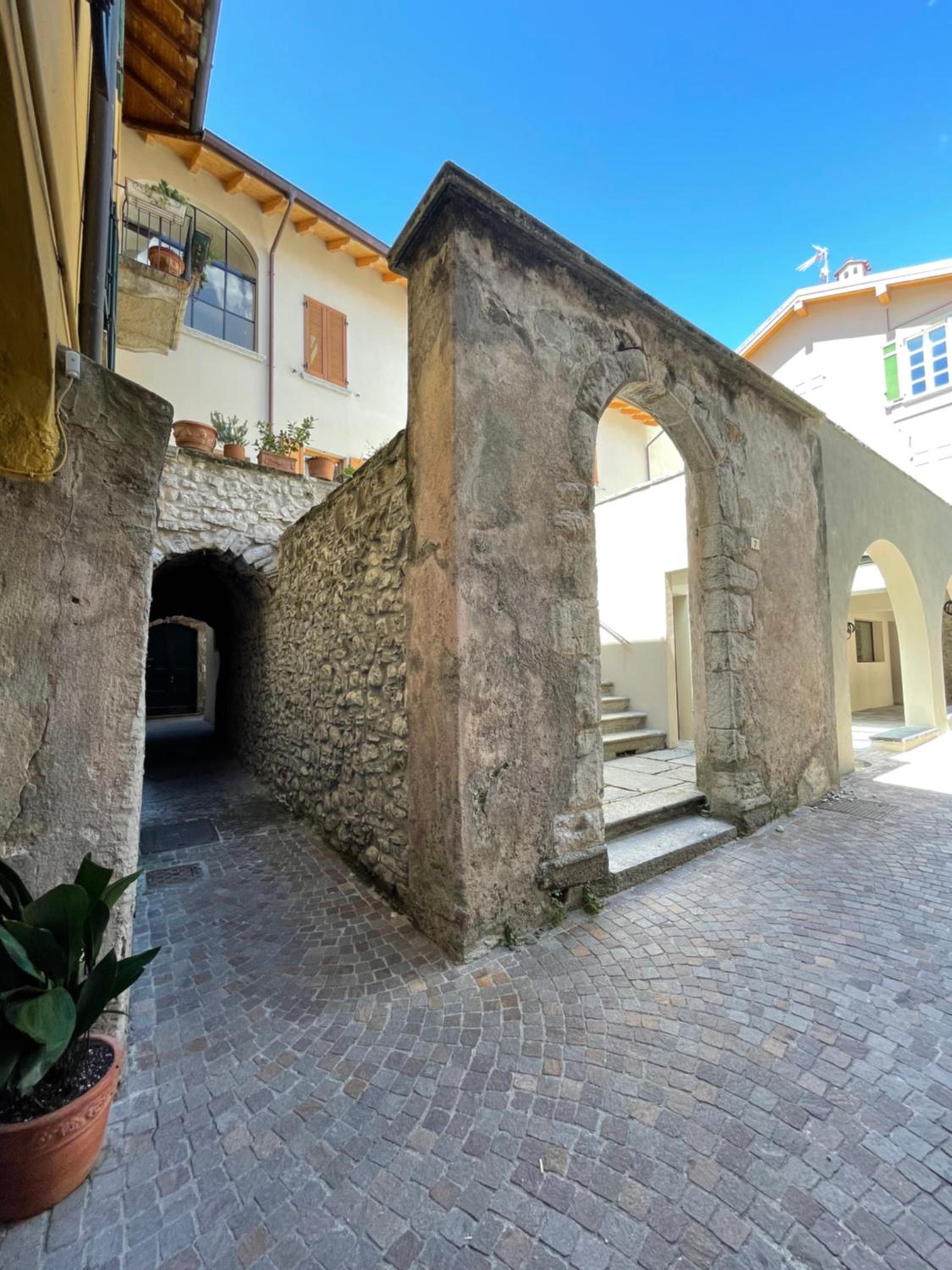 La Casa nei Vicoli: in Centro a Due Passi dal Lago view 4