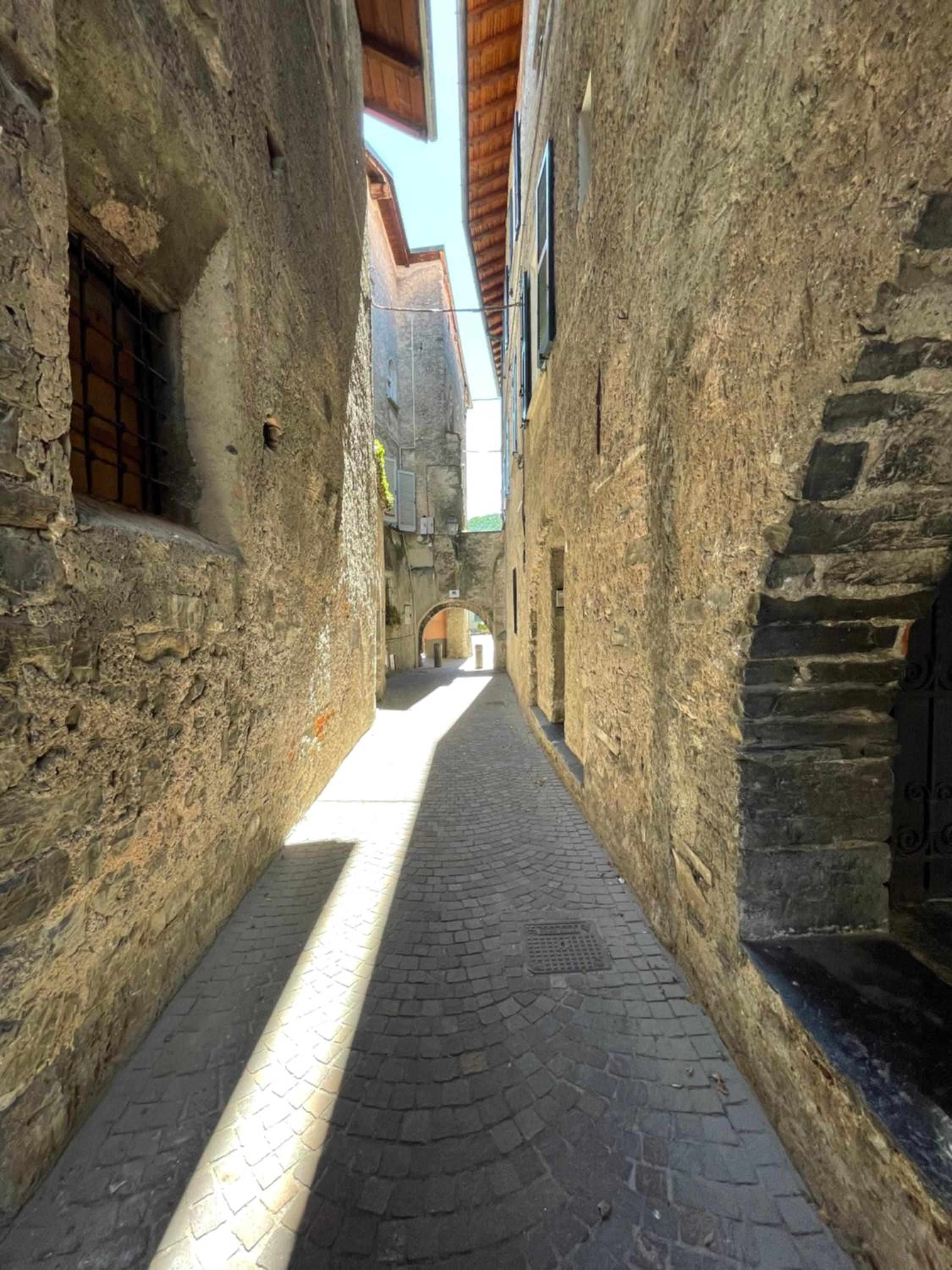 La Casa nei Vicoli: in Centro a Due Passi dal Lago view 3