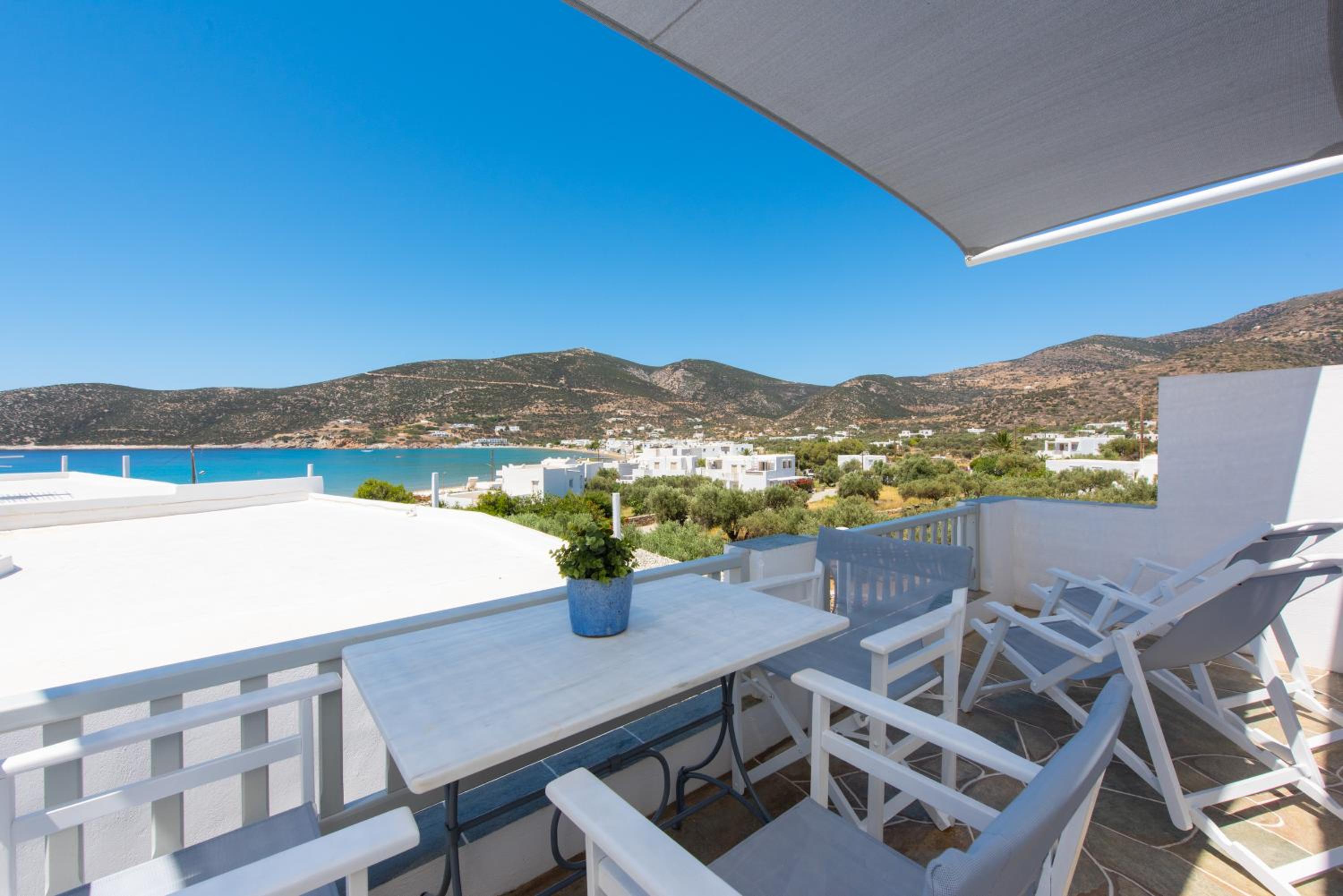 Nefeli guesthouse with outdoor jacuzzi in platys gialos Sifnos