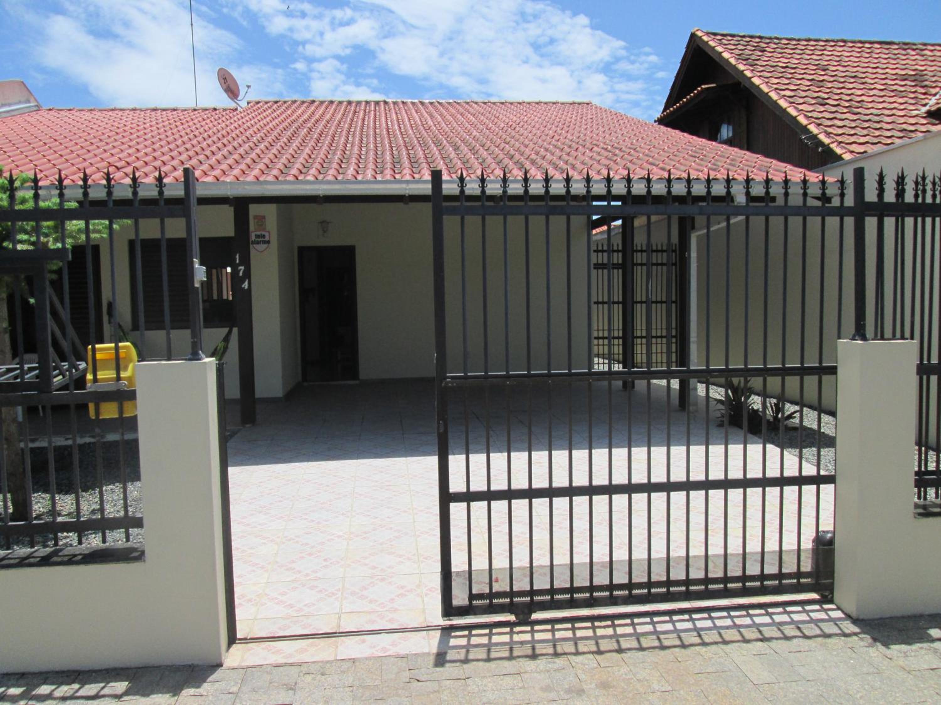 CASA EM PENHA SC PERTO DO BETO CARRERO E DA PRAIA