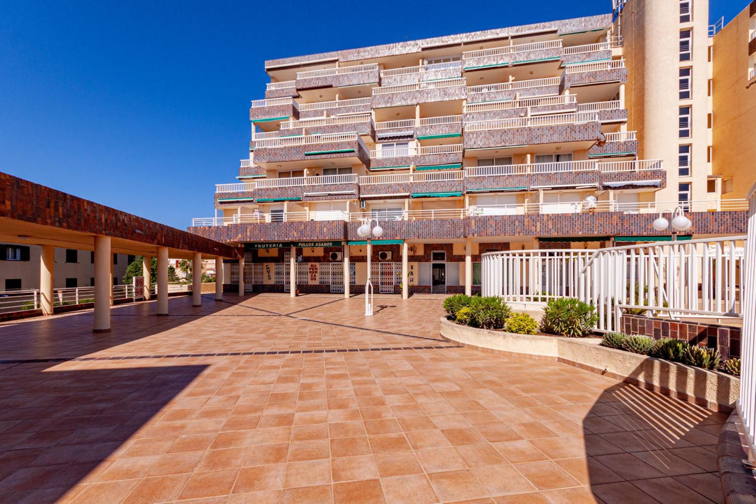 Inmovecos 1º linea playa con piscina Arpon 8C