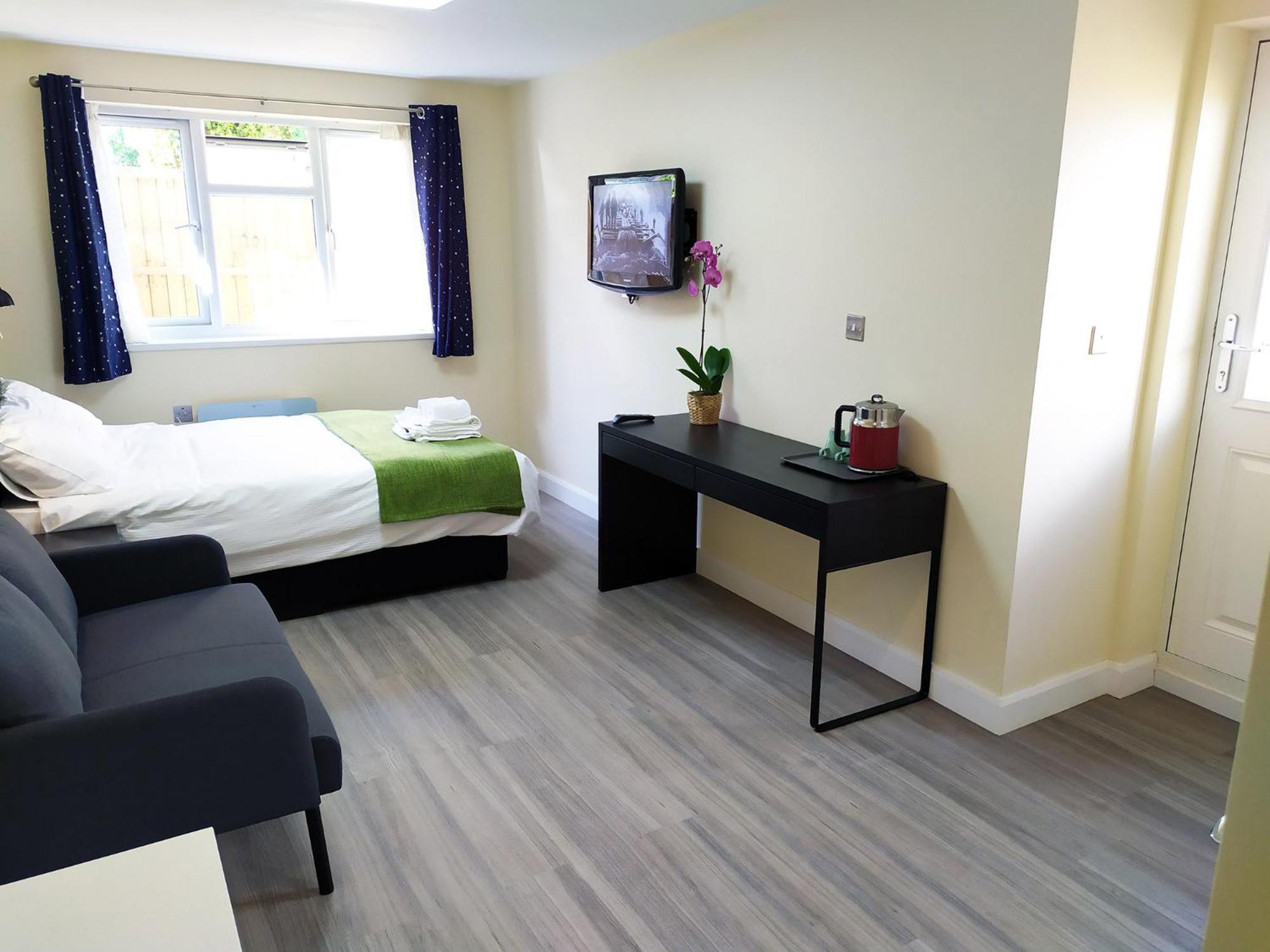 Oxford Vacations - The Yew Studio - Self contained one bed studio flat with parking - Property Image 9