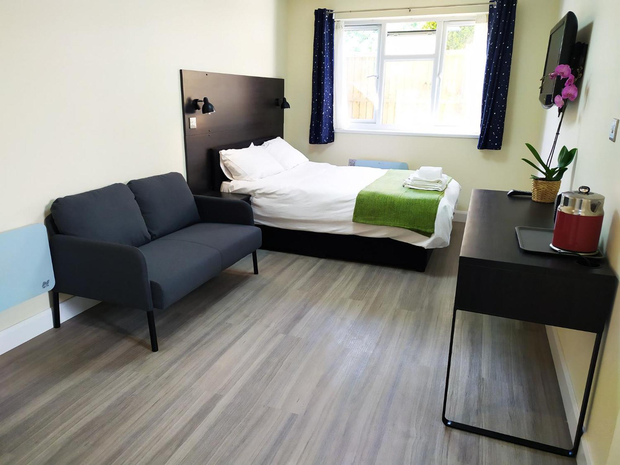 Oxford Vacations - The Yew Studio - Self contained one bed studio flat with parking - Property Image 1