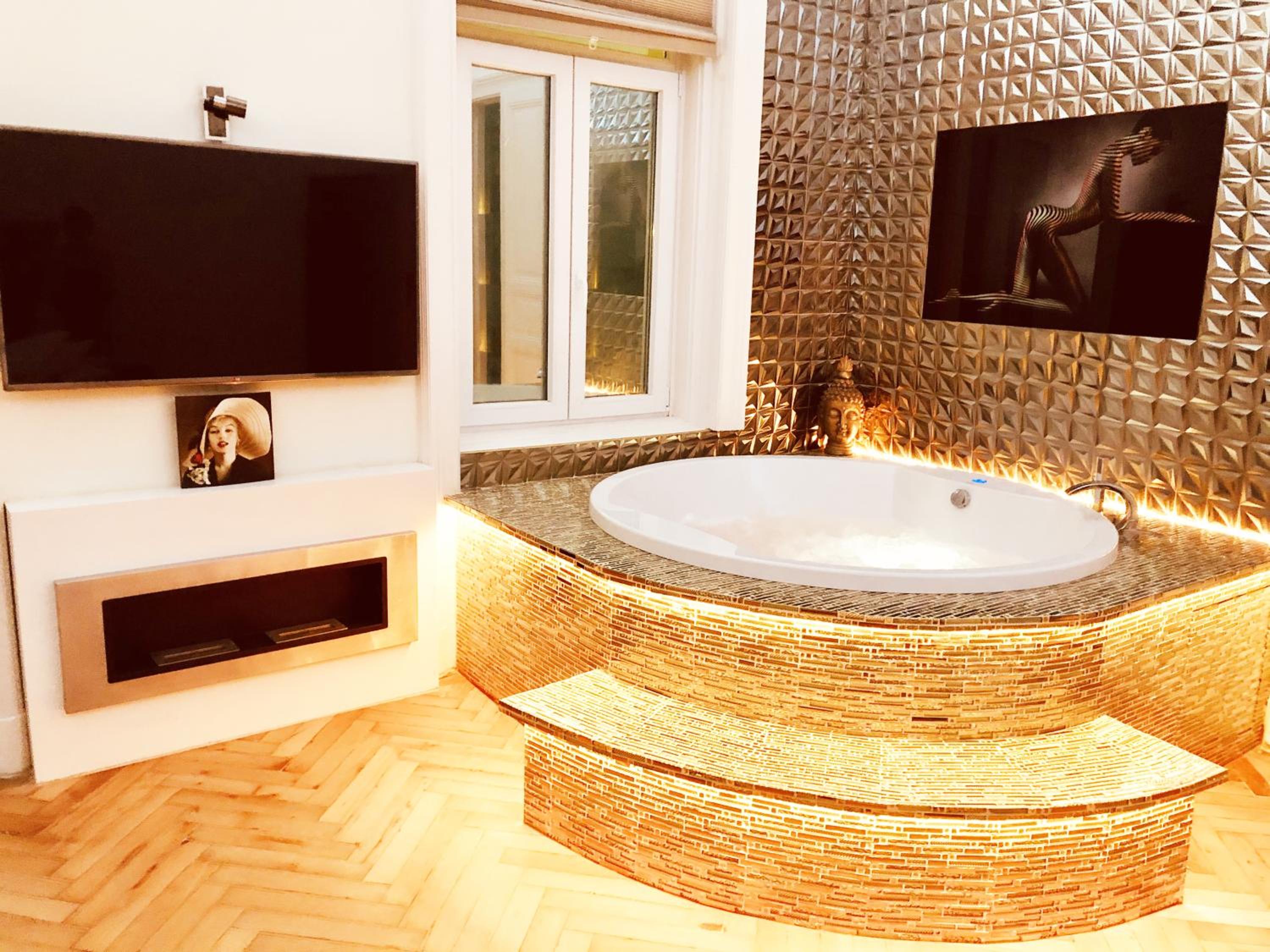 Hotel Budapest Eye Presidential with Jacuzzi & Sauna - Image 1