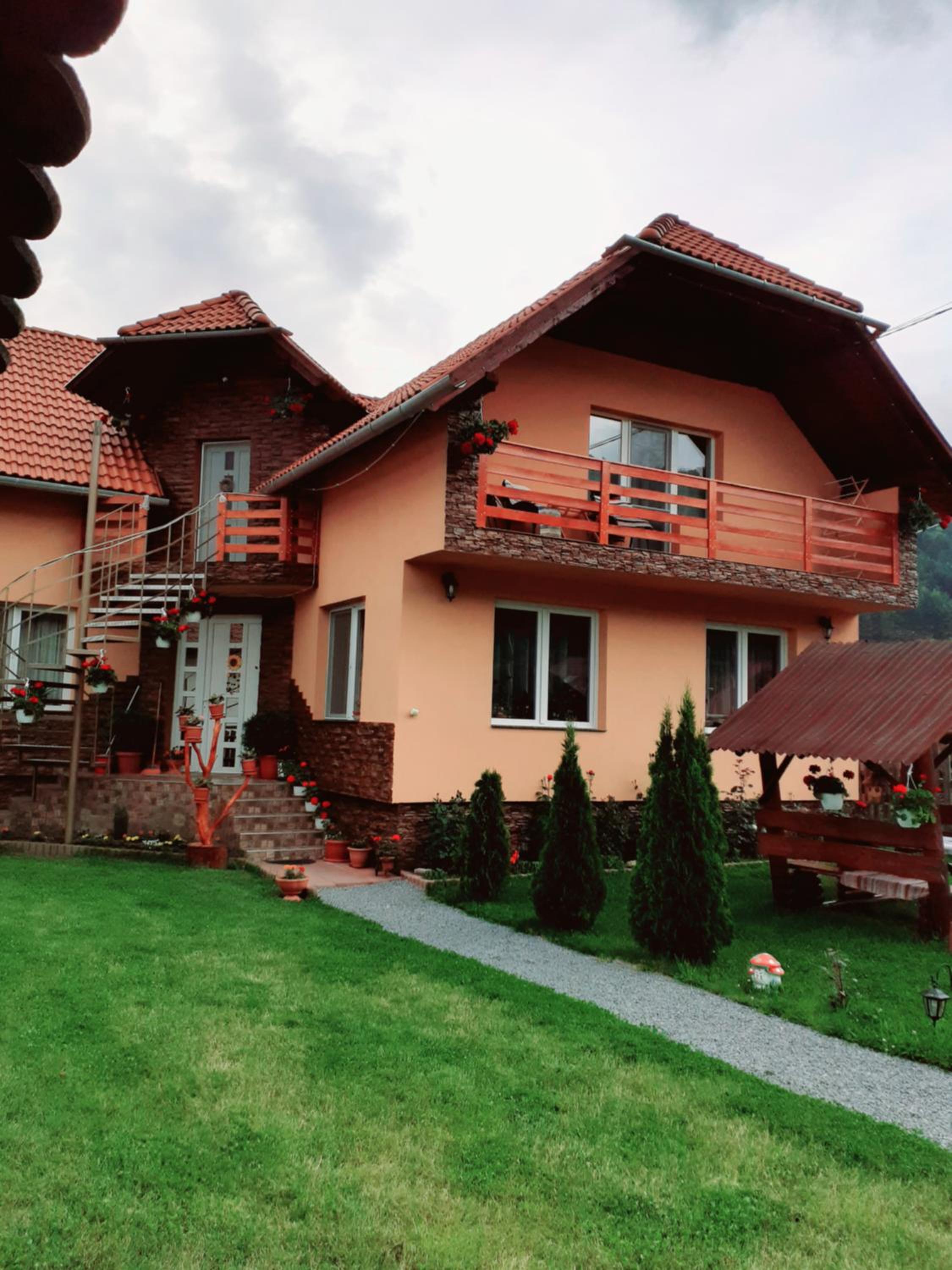 Hotel Casa de Oaspeti Cristian - Image 1