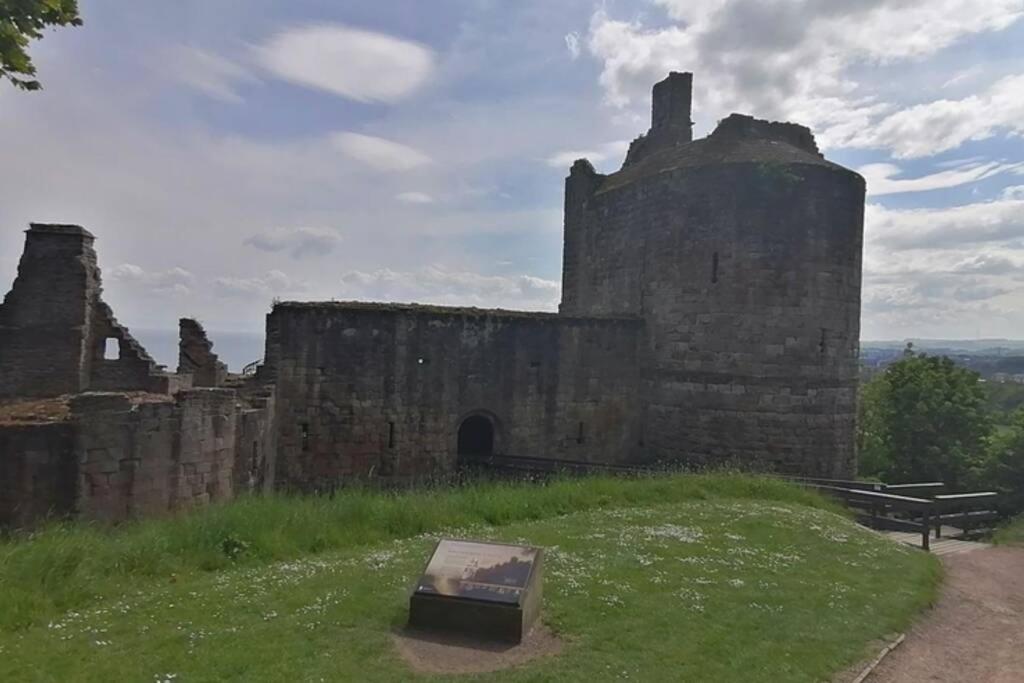 Faodail, 1 Bed Studio apartment at Ravenscraig Castle and Park view 4