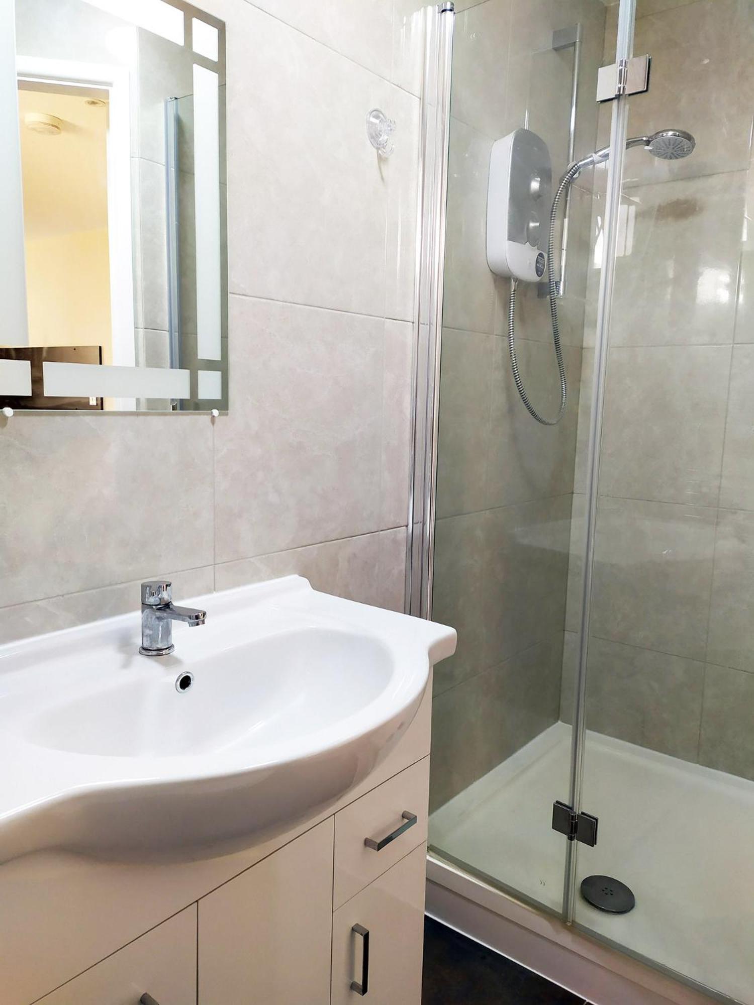 Oxford Vacations - The Yew Studio - Self contained one bed studio flat with parking - Property Image 2