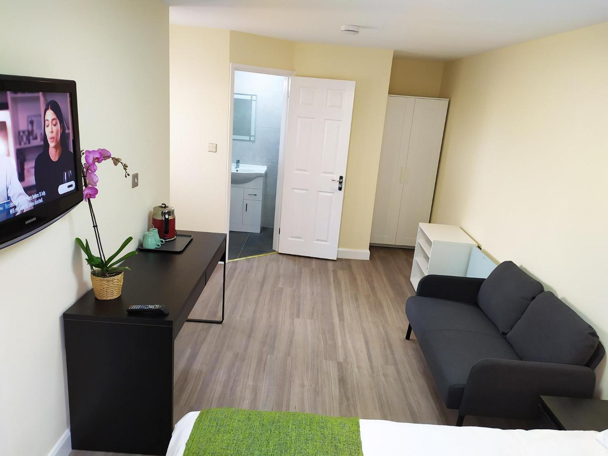 Oxford Vacations - The Yew Studio - Self contained one bed studio flat with parking - Property Image 5