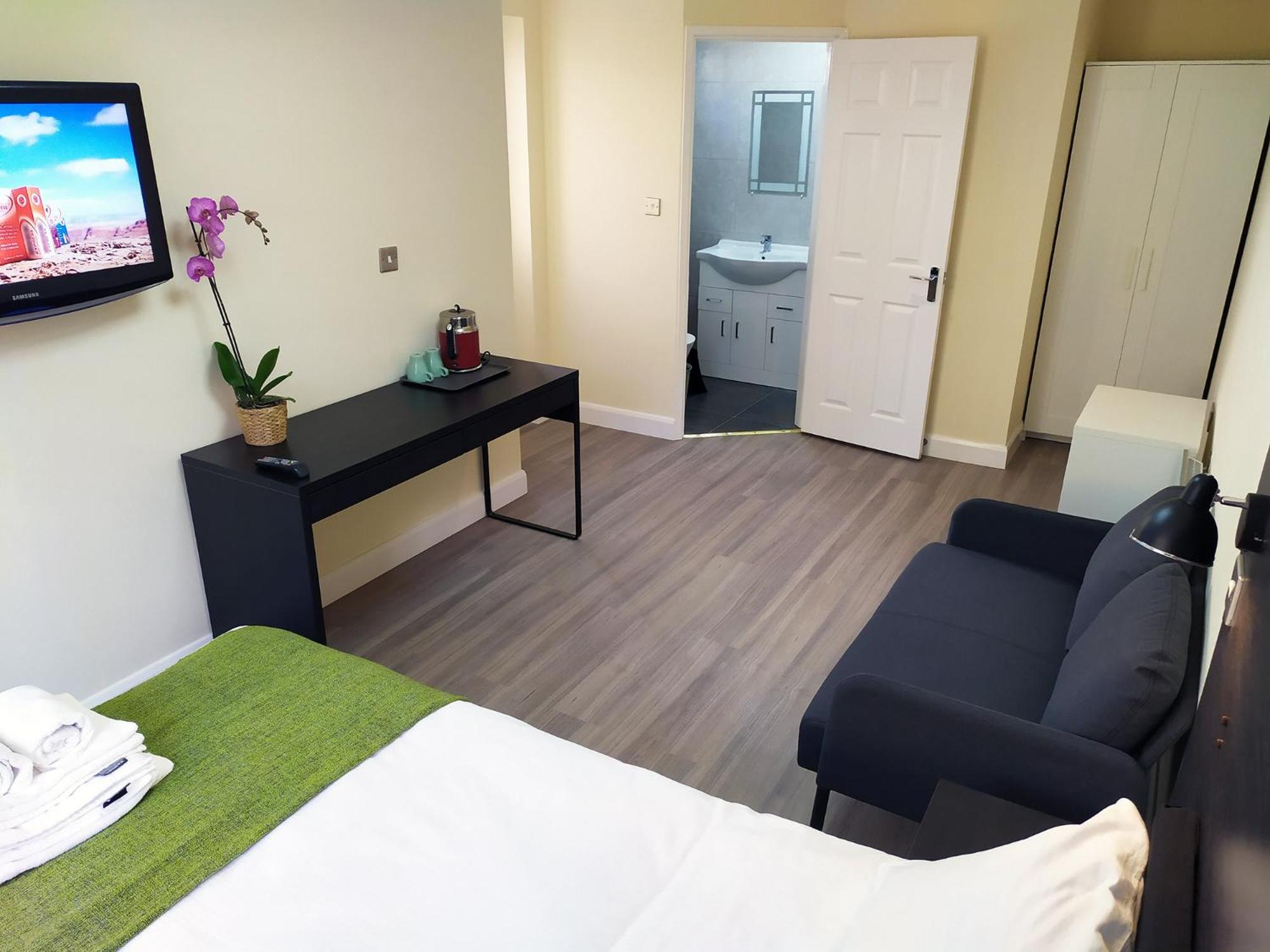 Oxford Vacations - The Yew Studio - Self contained one bed studio flat with parking - Property Image 6