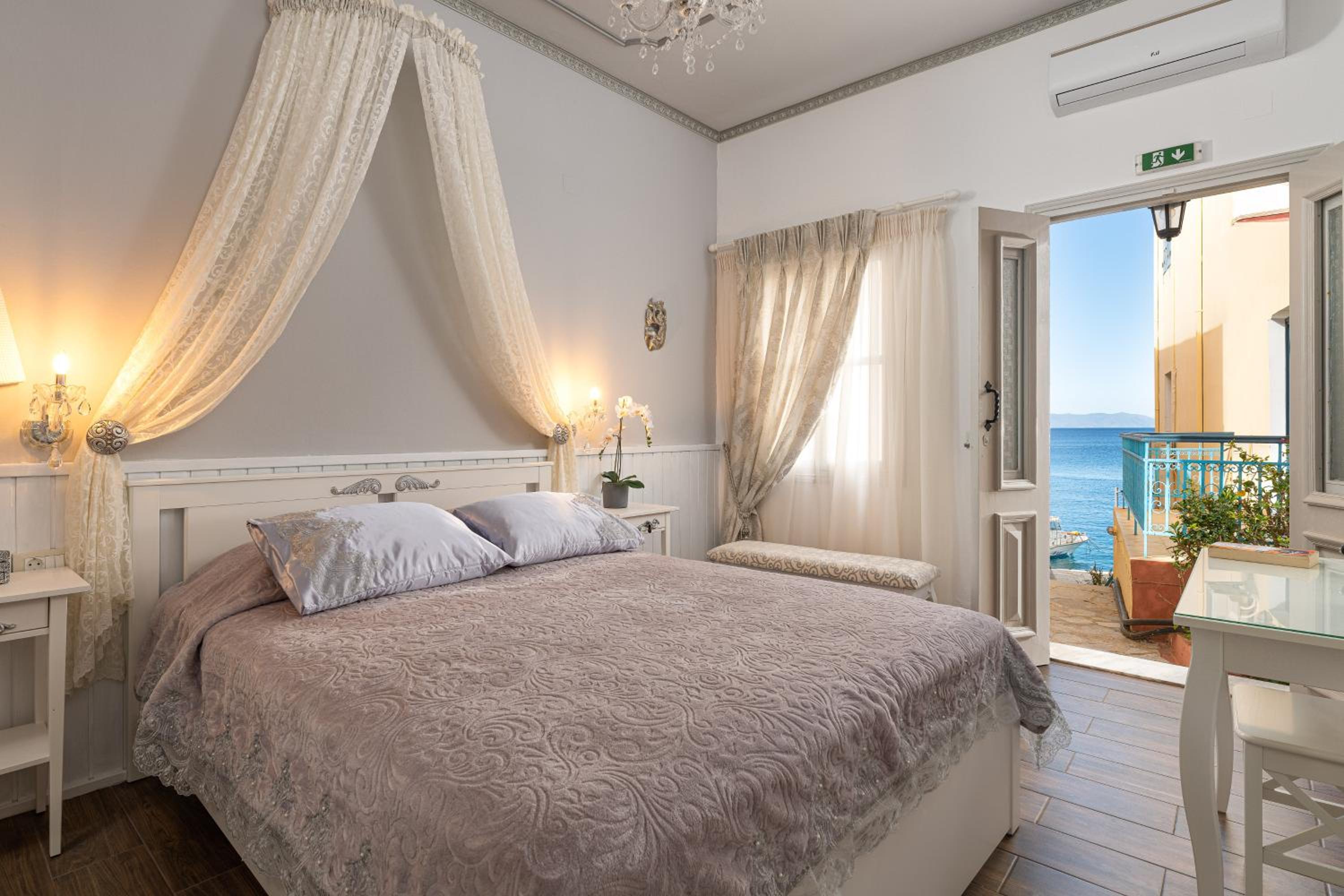 Marika's Deluxe Rooms