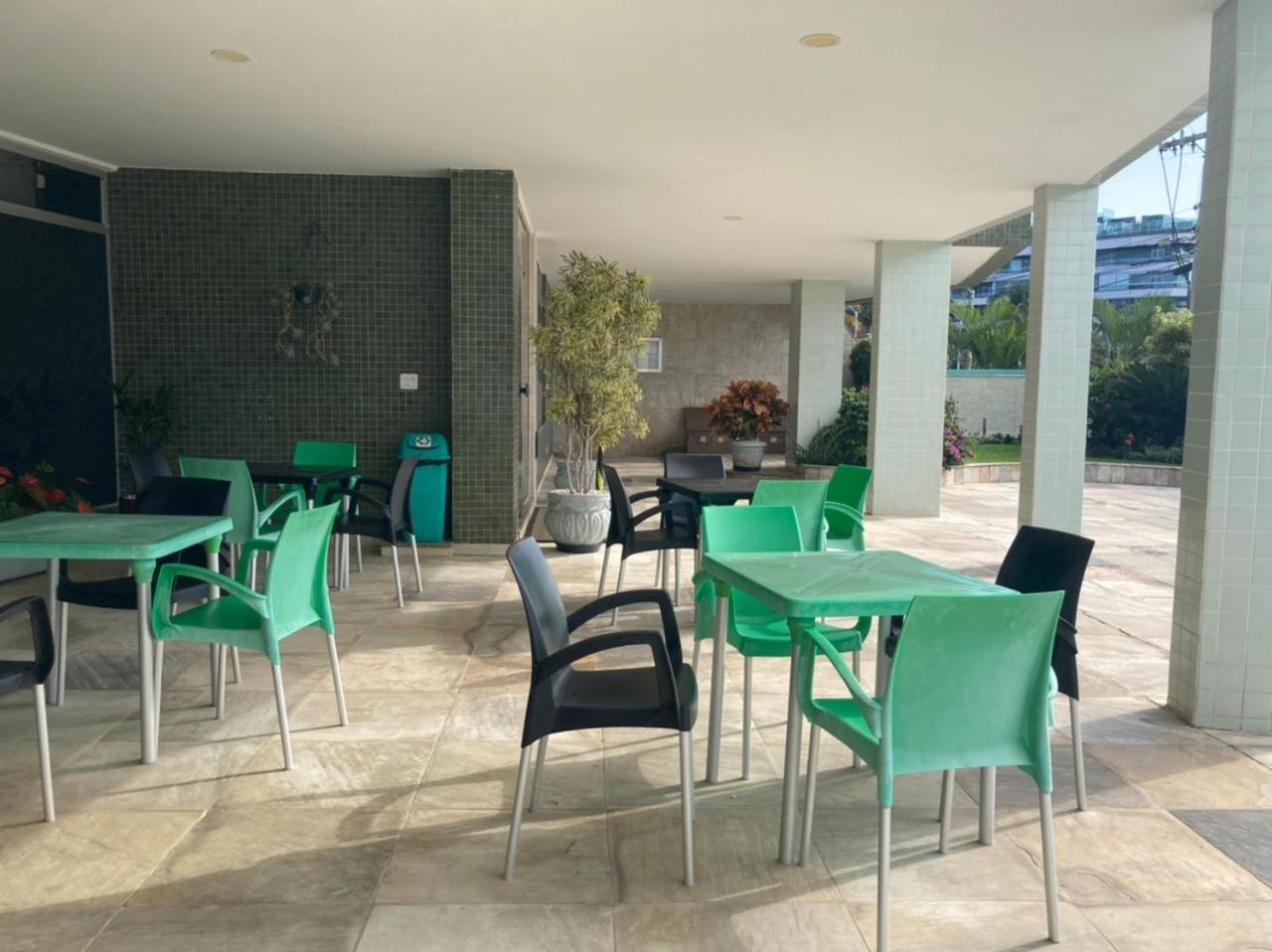 Joneson aluga um apto 3 Quartos na beira da Praia do Forte