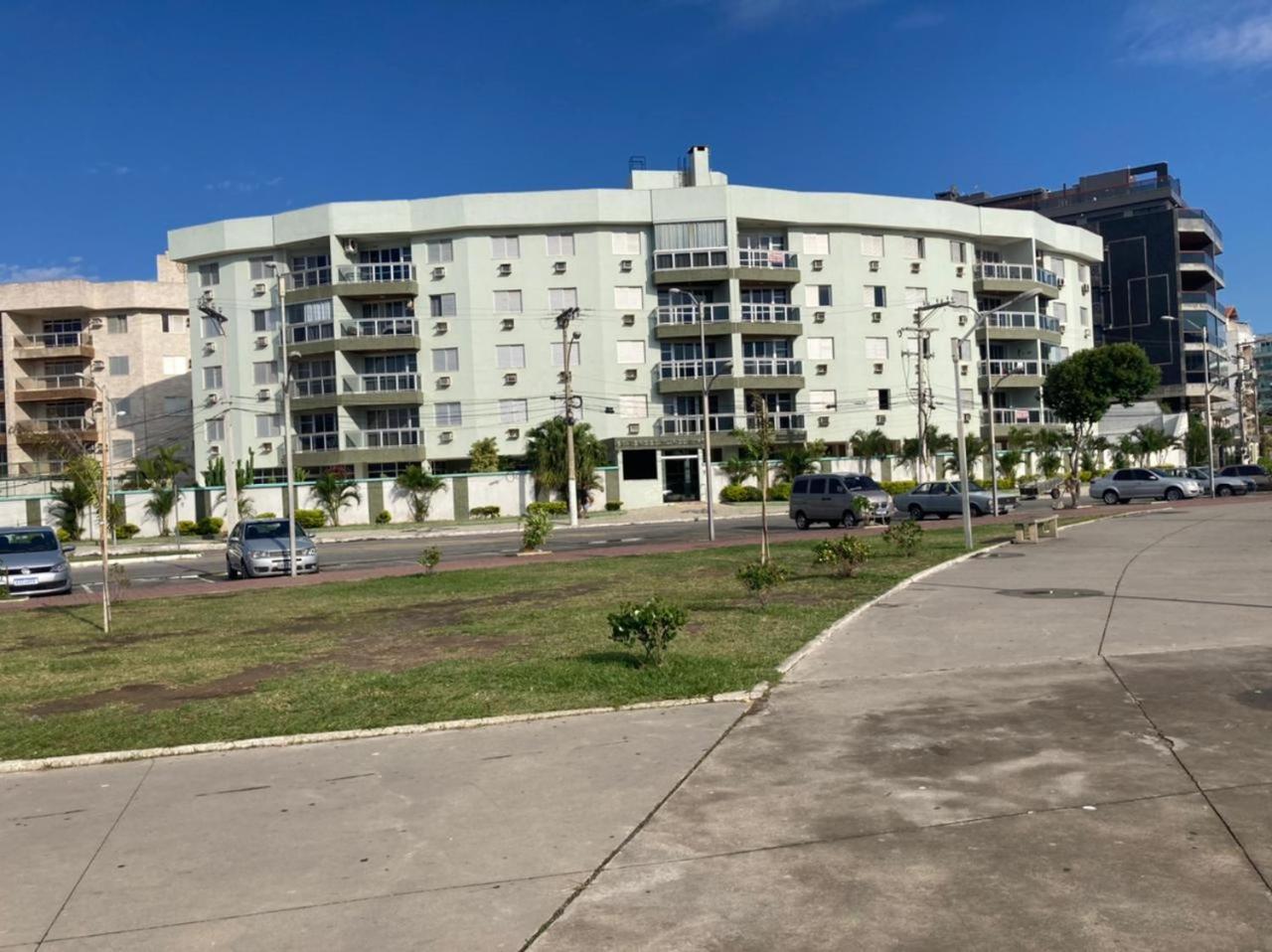 Joneson aluga um apto 3 Quartos na beira da Praia do Forte