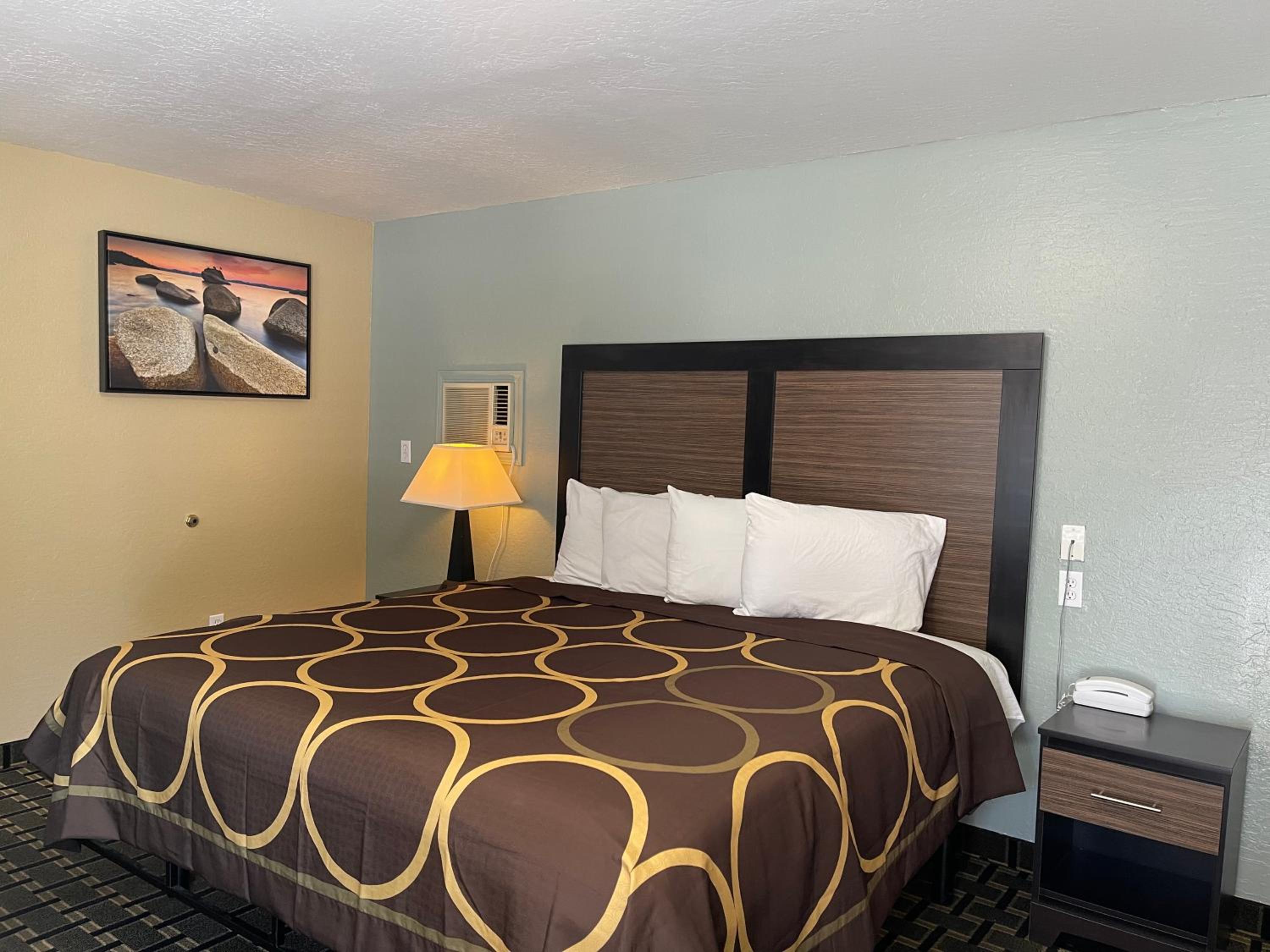 Lake Tahoe Vacations - Pinewood Inn - Property Image 7