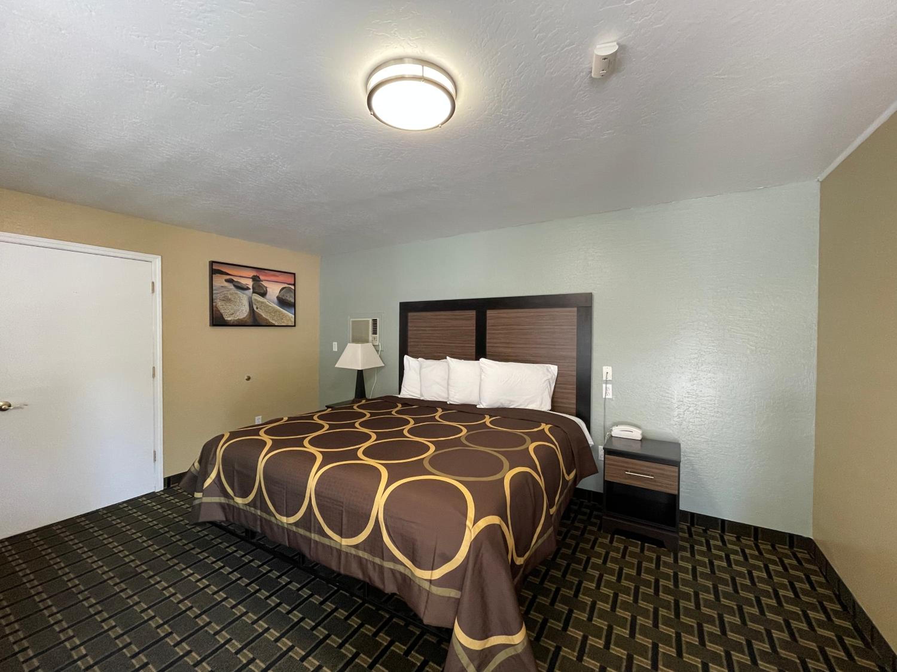 Lake Tahoe Vacations - Pinewood Inn - Property Image 9