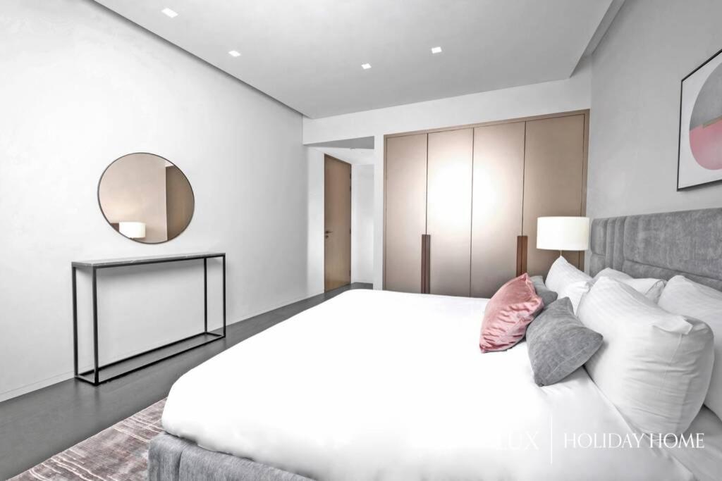 LUX - Lavish Suite with Full Palm Jumeirah View 3