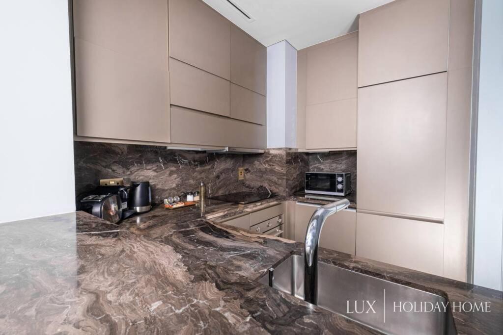 LUX - Lavish Suite with Full Palm Jumeirah View 3