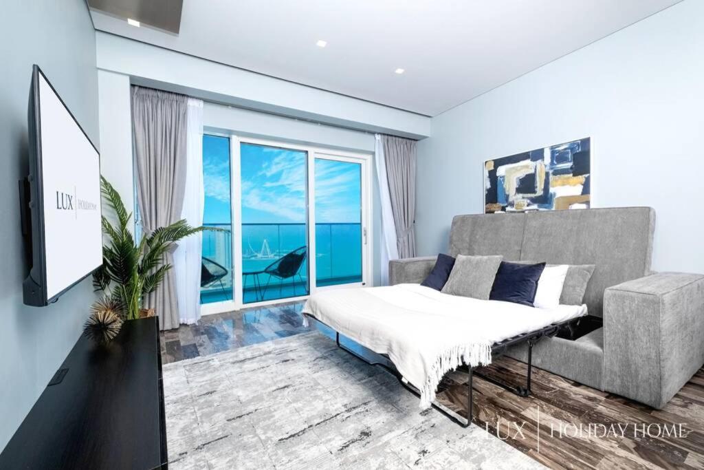LUX - Lavish Suite with Full Palm Jumeirah View 3