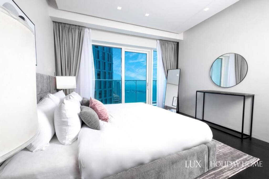 LUX - Lavish Suite with Full Palm Jumeirah View 3