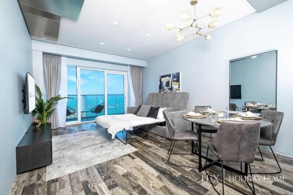 LUX - Lavish Suite with Full Palm Jumeirah View 3