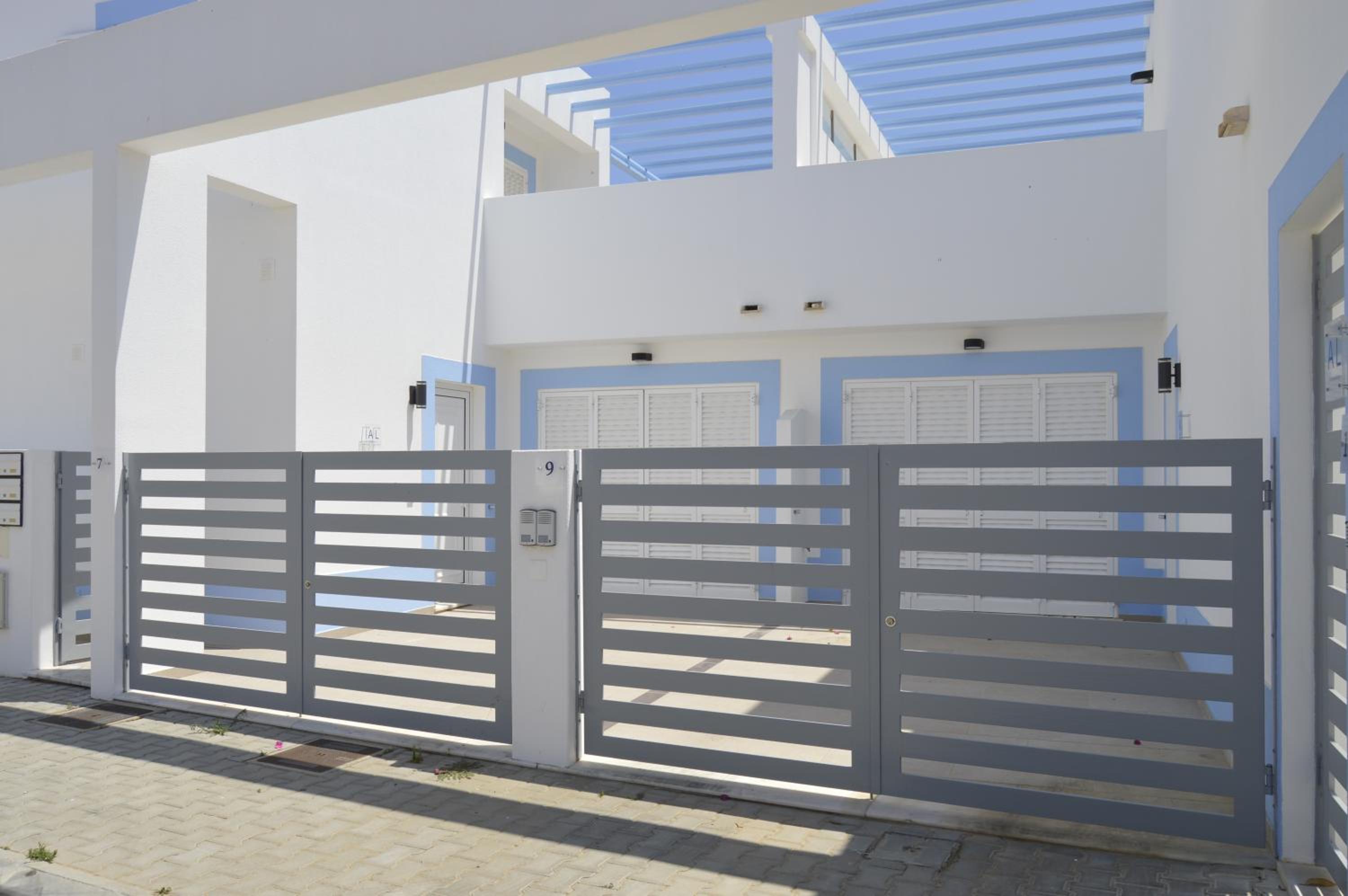 MORADIA NOVA E COMPLETA A 350 MTRS. PRAIA