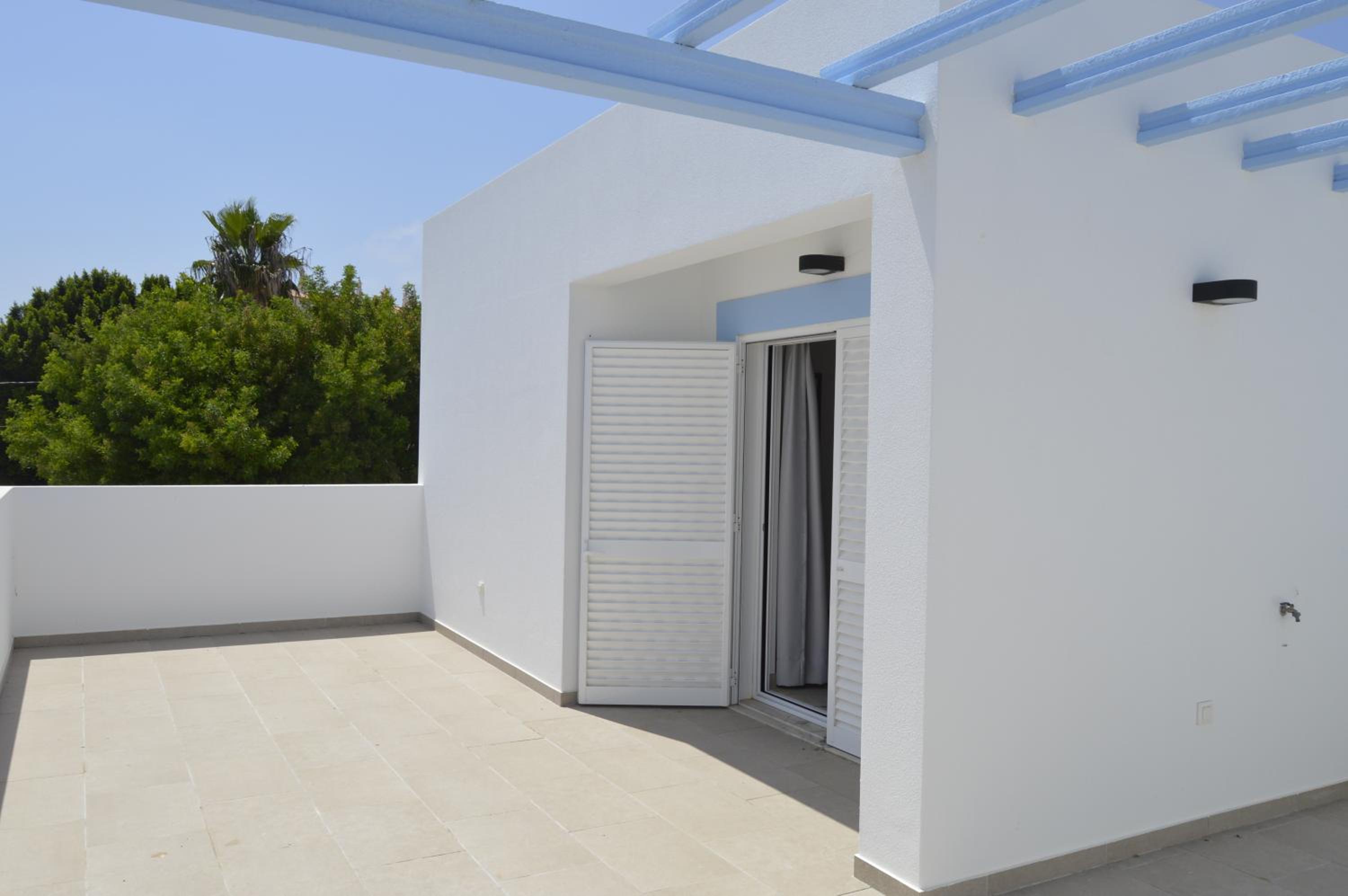 MORADIA NOVA E COMPLETA A 350 MTRS. PRAIA