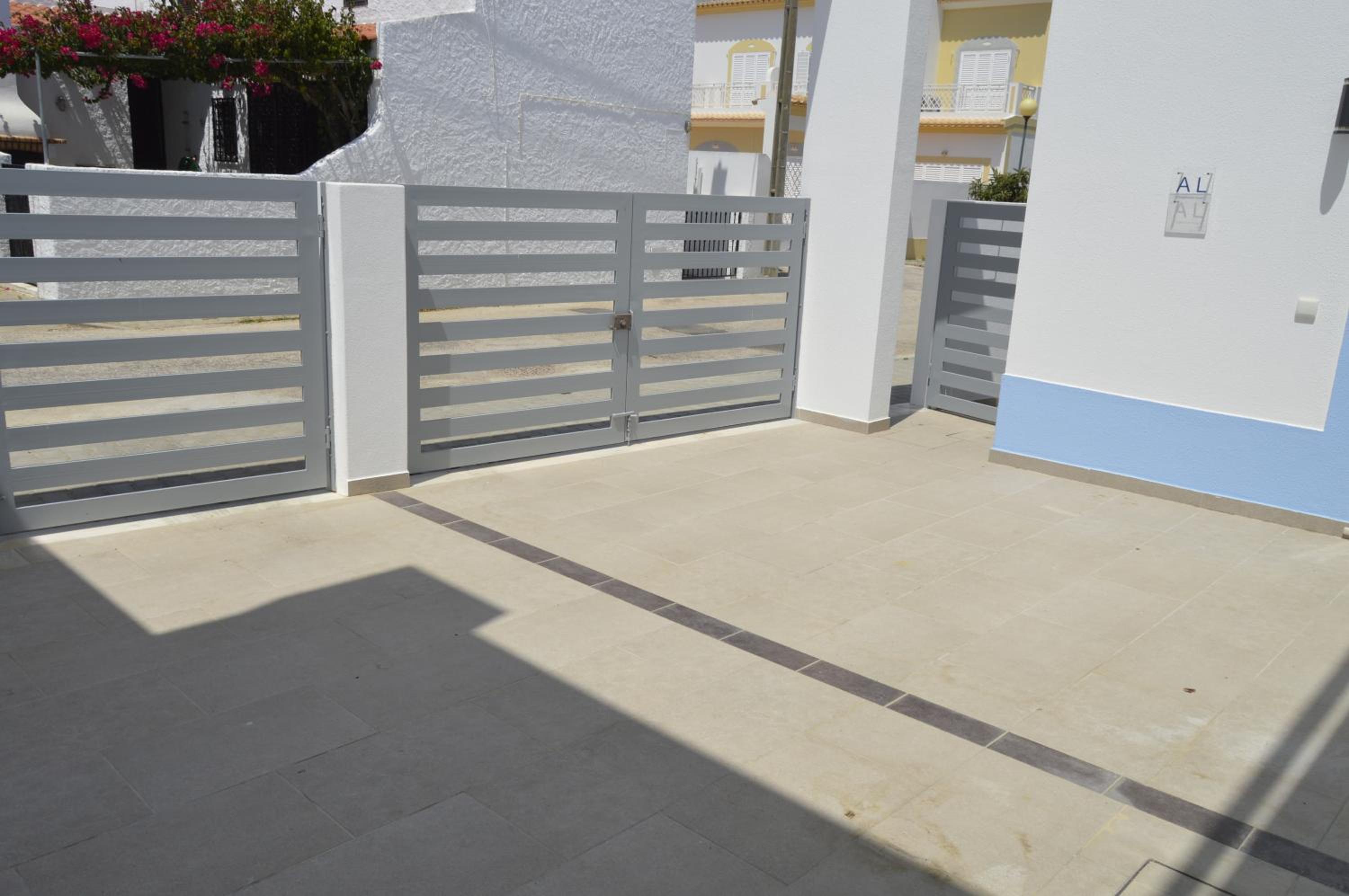MORADIA NOVA E COMPLETA A 350 MTRS. PRAIA