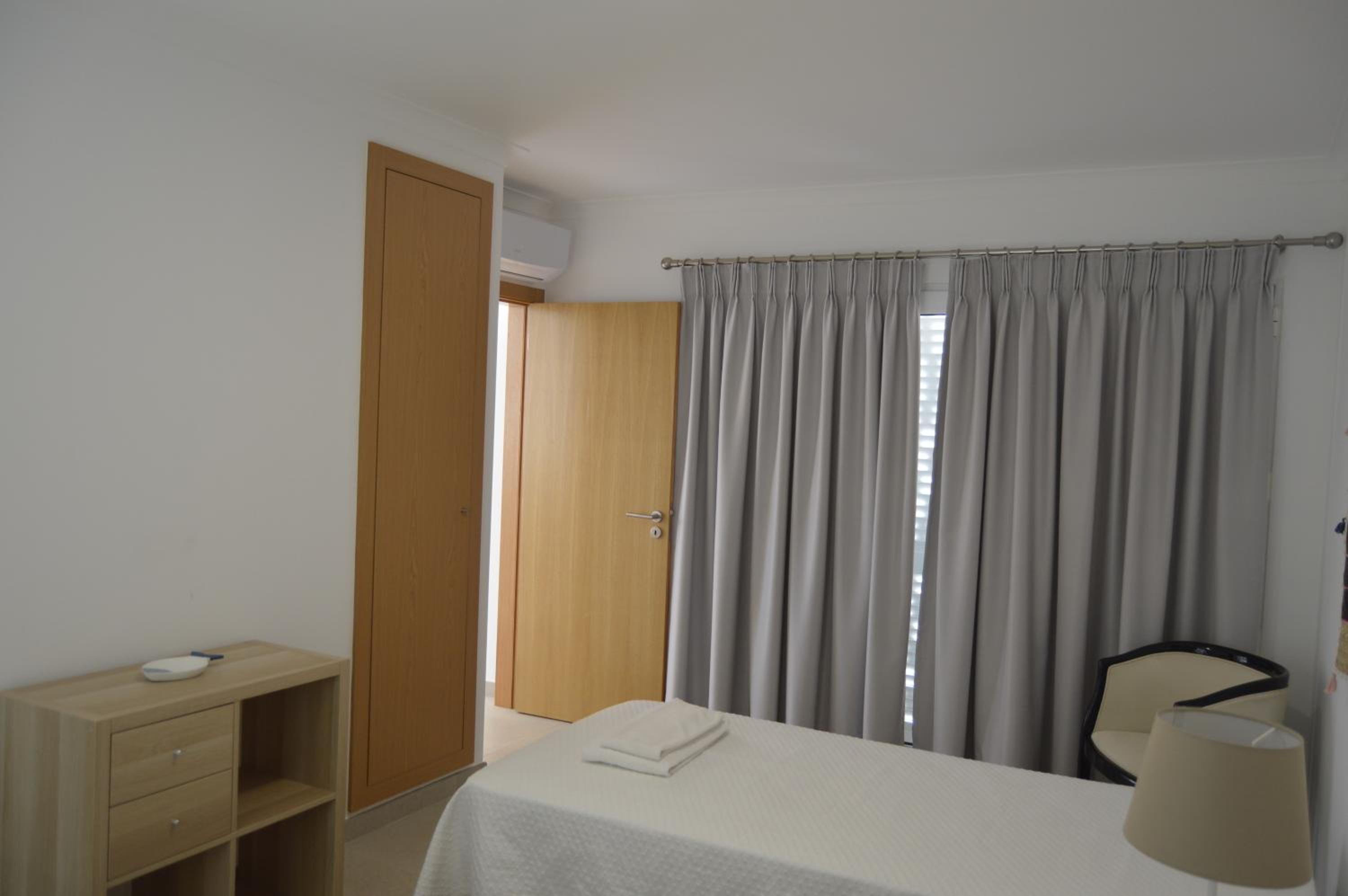 MORADIA NOVA E COMPLETA A 350 MTRS. PRAIA