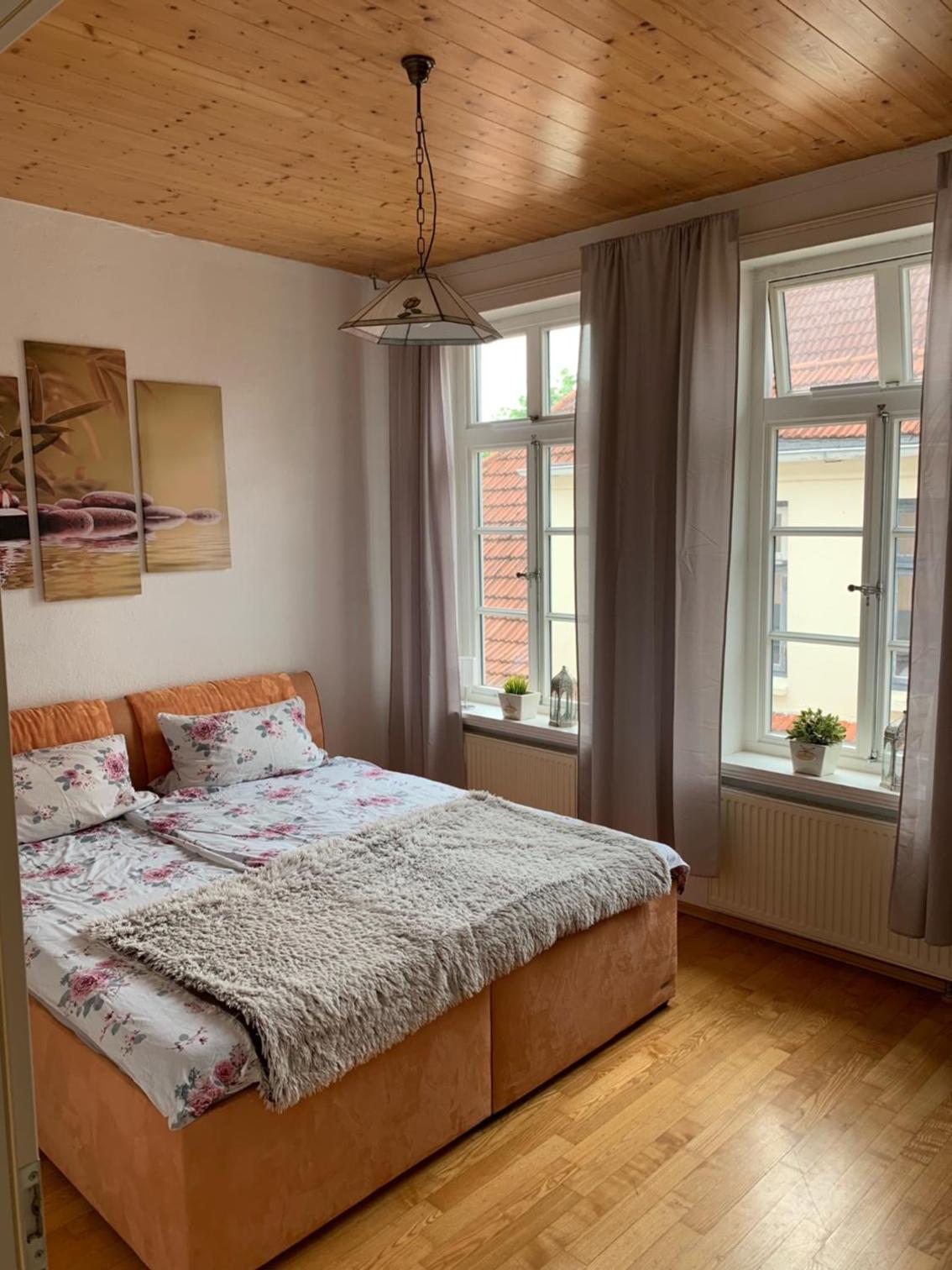 Schloss Blick Bredendiek en Jever — hotel room