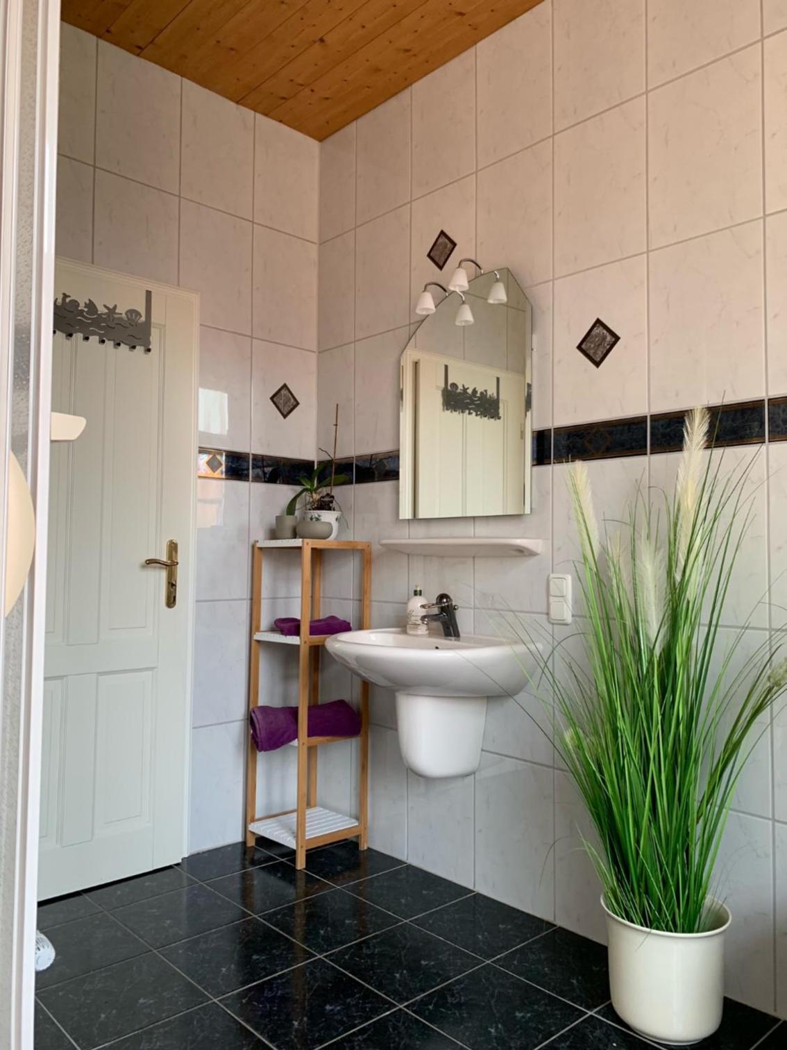 Schloss Blick Bredendiek en Jever — bathroom