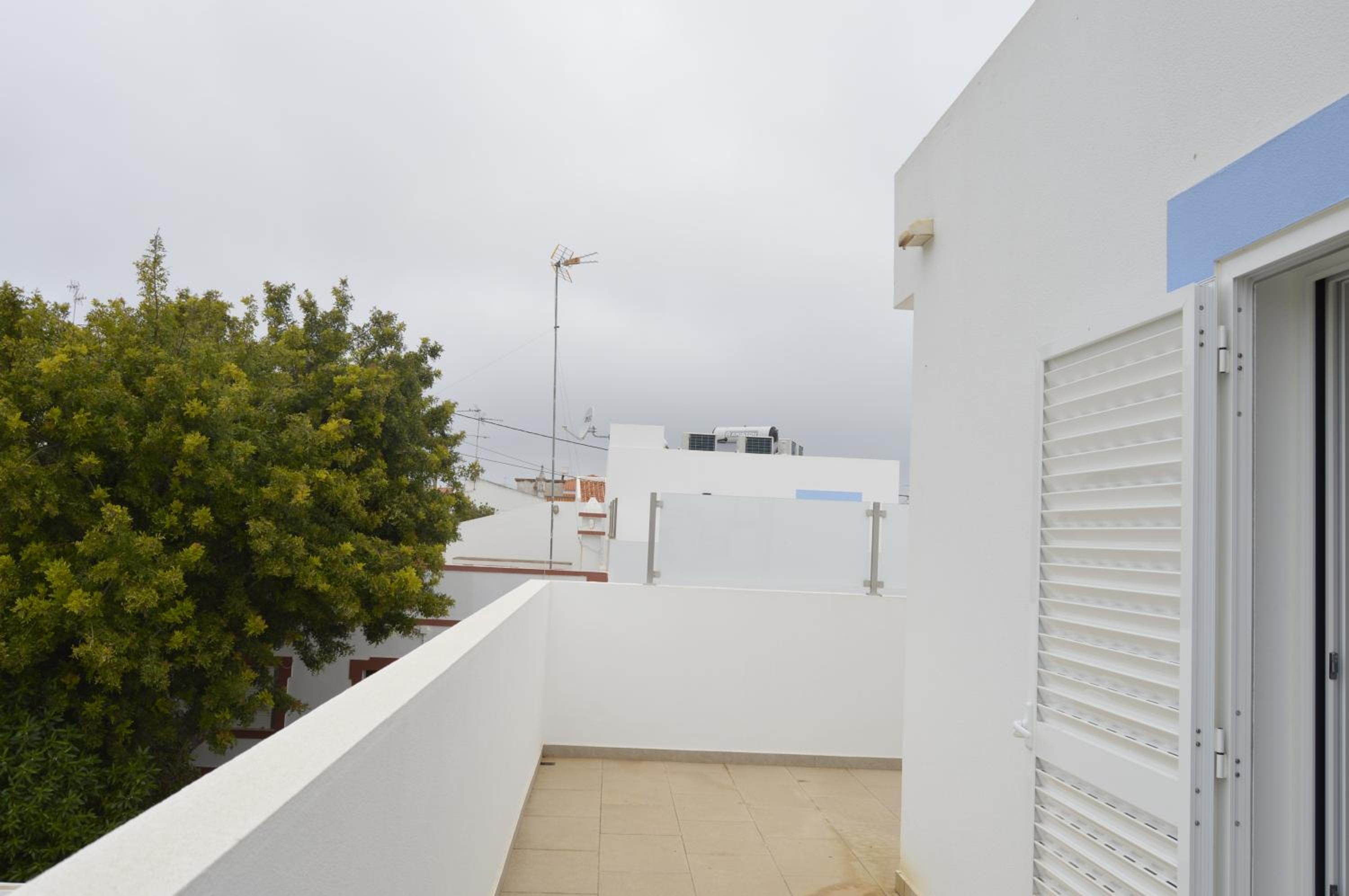 Moradia V2 nova e próximo da praia view 5