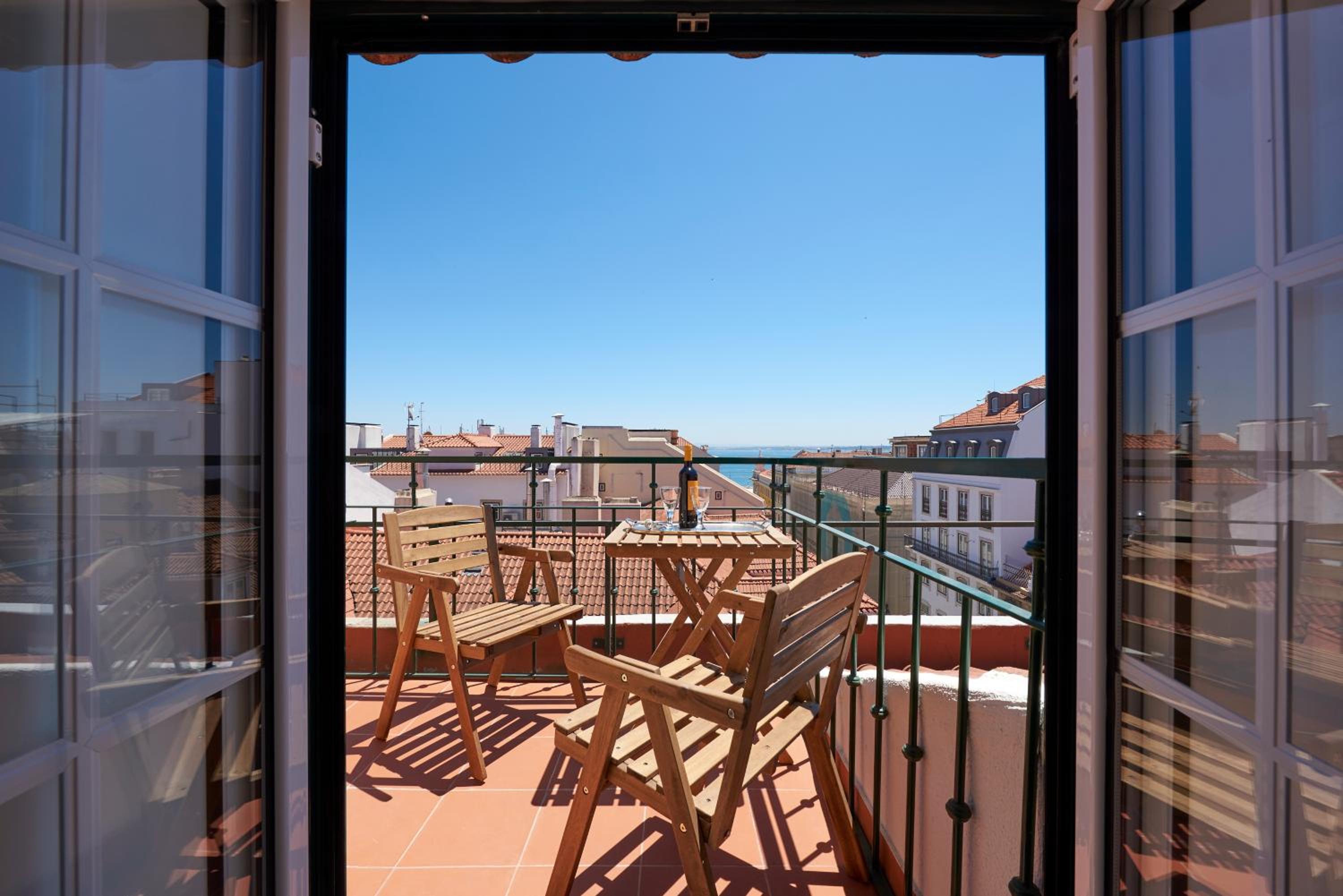 360º Rooftop Lisbon and River View