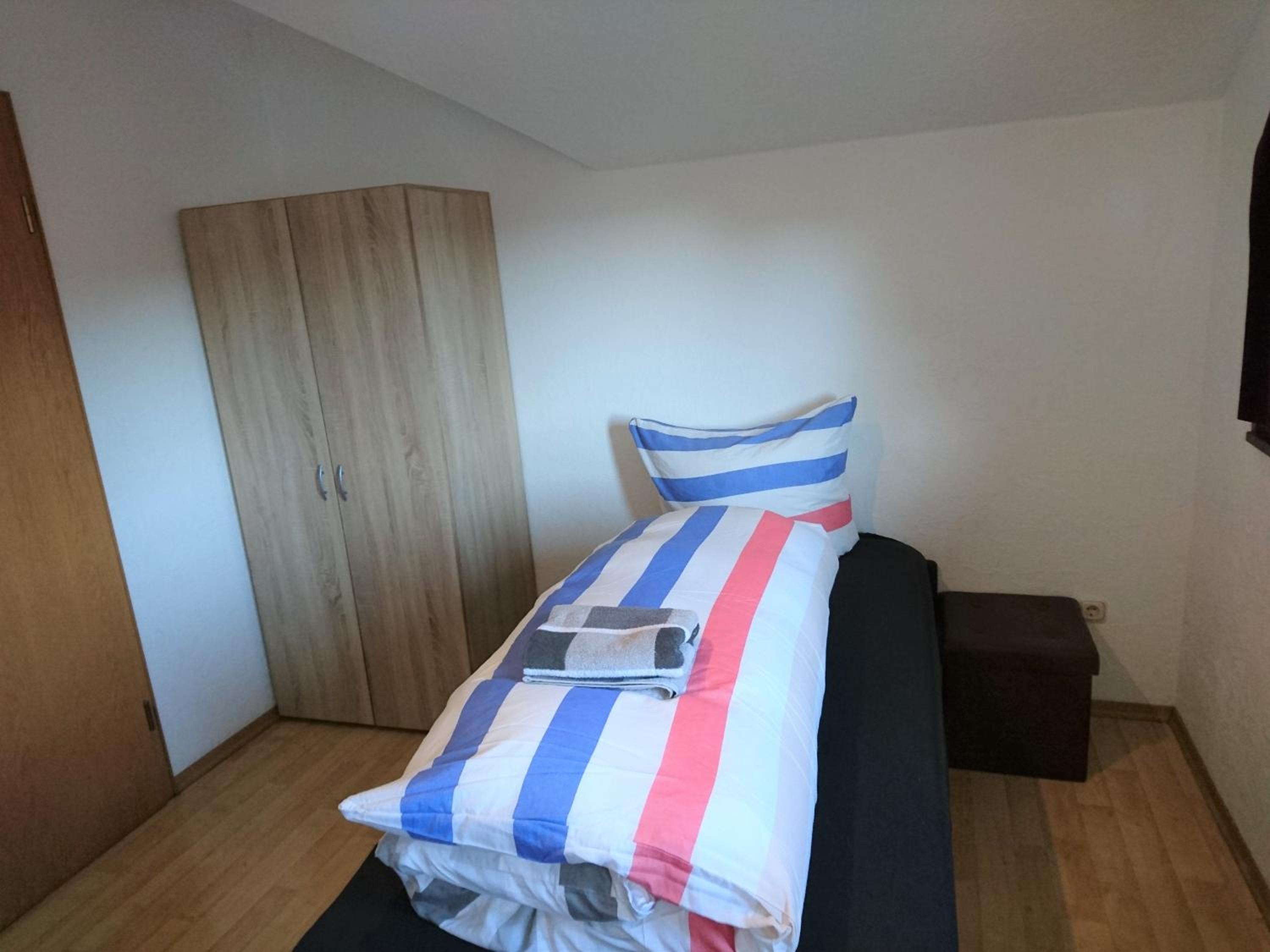 An der grünen Donau - Ferienwohnung, Monteurwohnung, wir bieten keine Parkplätze, Verpflegung oder Tücher an, Parken NUR gegenüber auf der Straßenseite