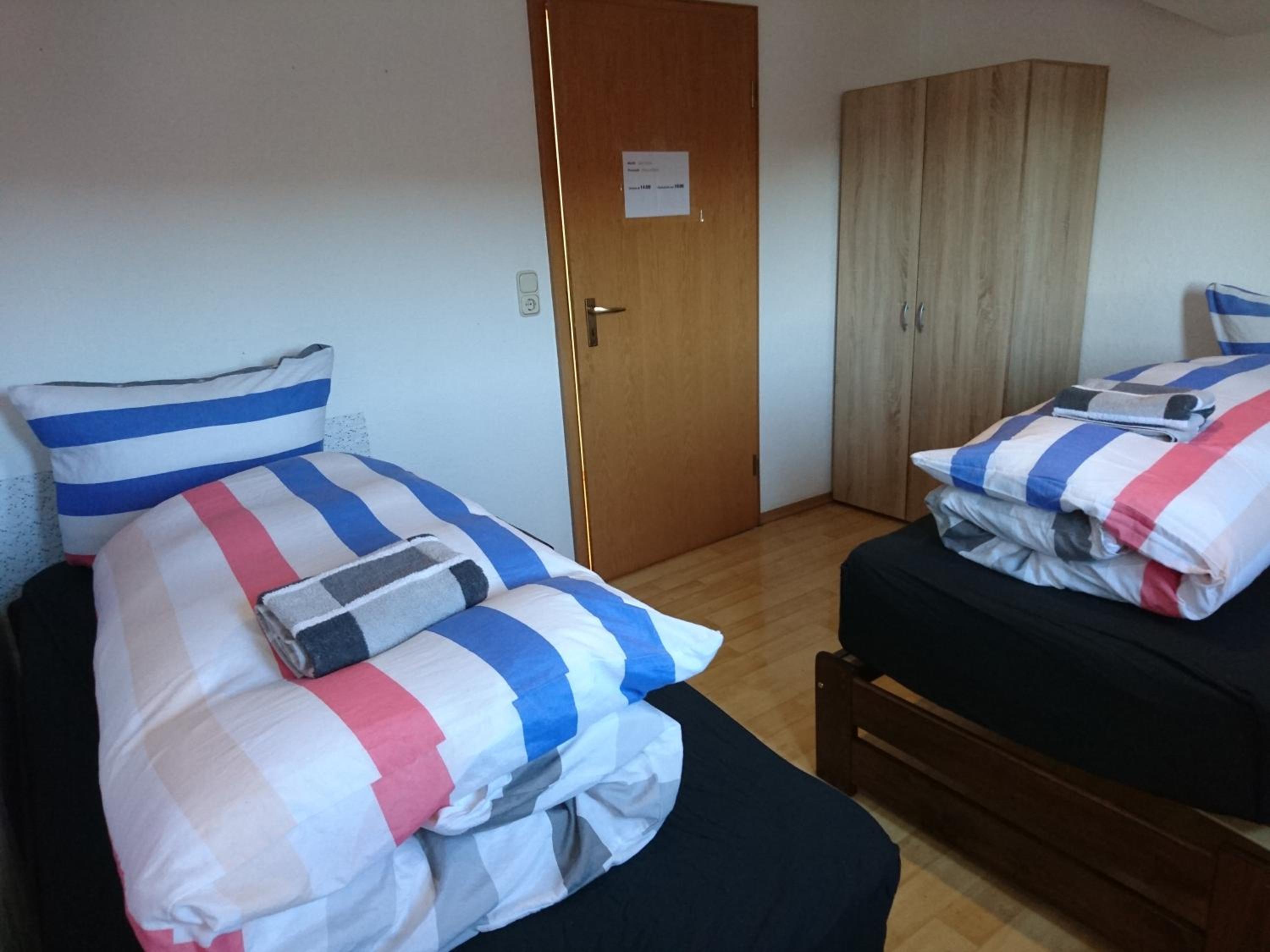 An der grünen Donau - Ferienwohnung, Monteurwohnung, wir bieten keine Parkplätze, Verpflegung oder Tücher an, Parken NUR gegenüber auf der Straßenseite
