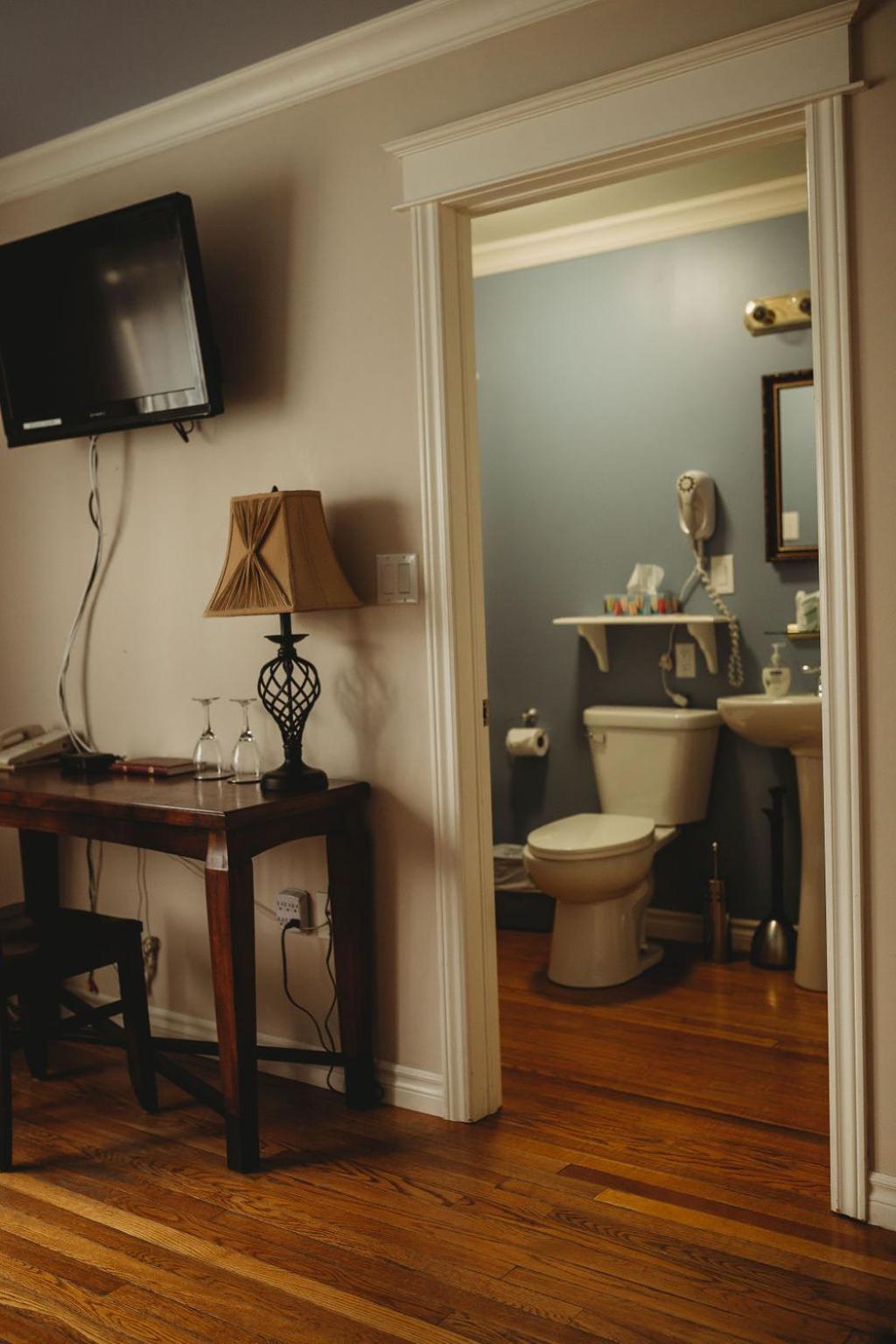 Carriage House Inn Four and a Half Stars