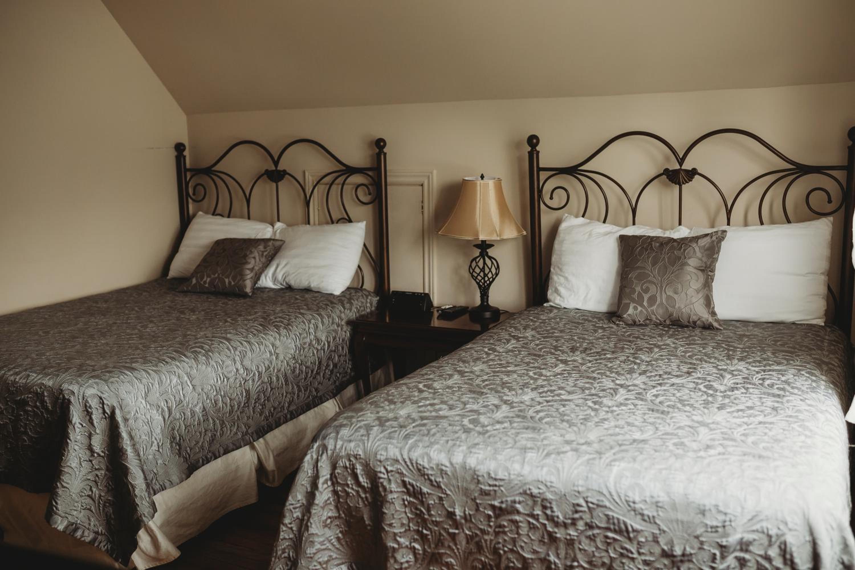 Carriage House Inn Four and a Half Stars