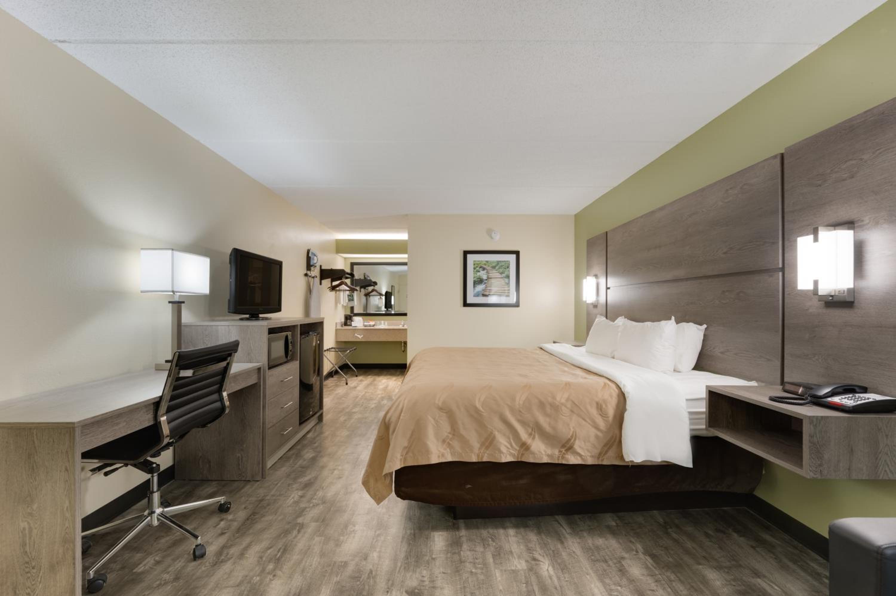 Birmingham Vacations - Quality Inn Airport - Southeast - Property Image 2
