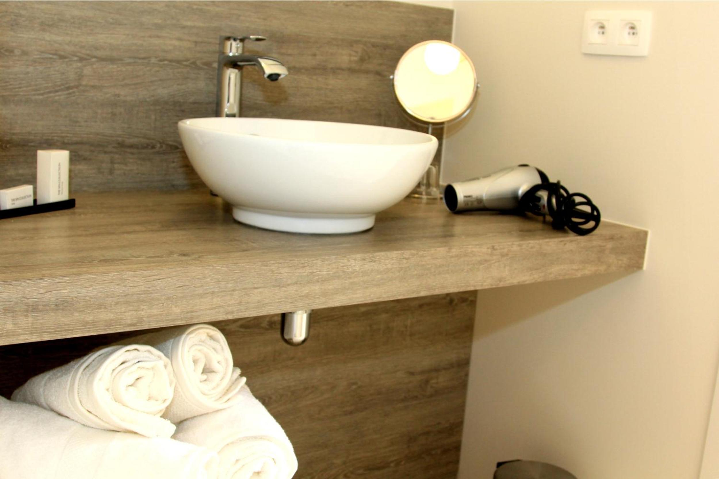 B&B Laurus
