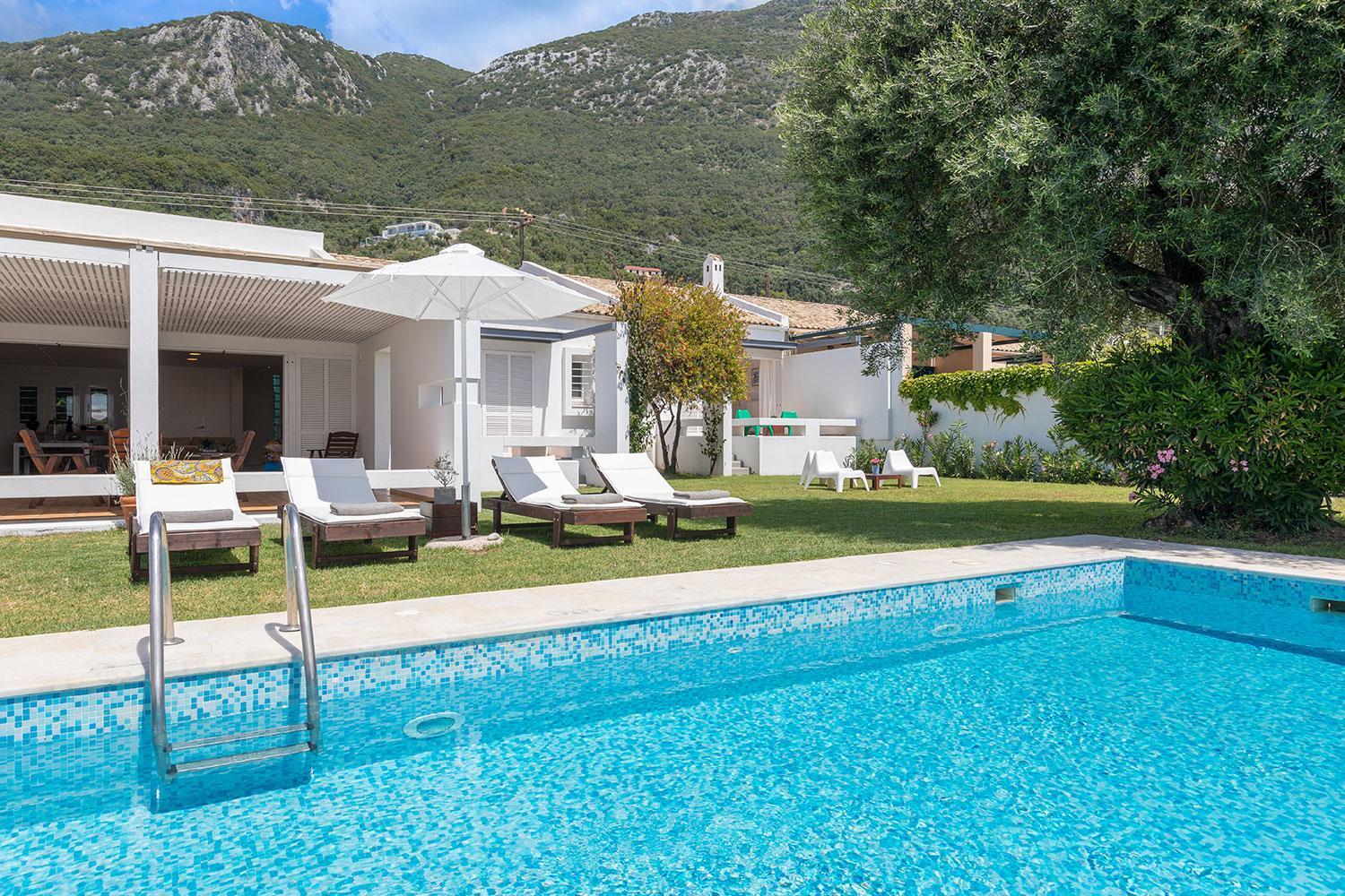 Villa Piedra Barbati - Seafront Villa