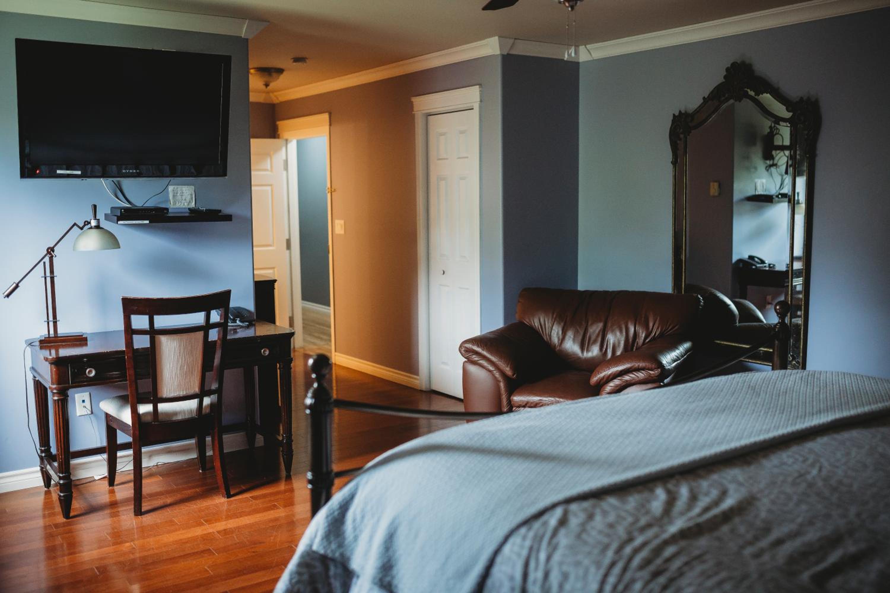Carriage House Inn Four and a Half Stars
