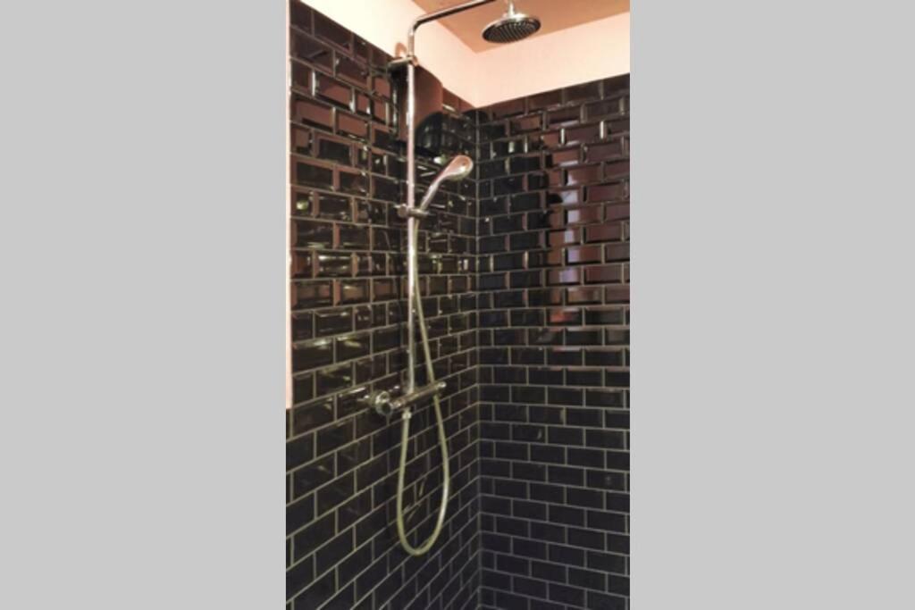 Ruhige Ferienwohnung in seenaher Künstlervilla in Gstadt