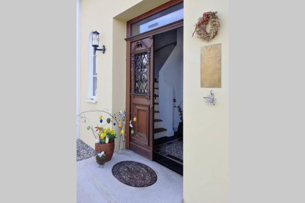 Ruhige Ferienwohnung in seenaher Künstlervilla in Gstadt