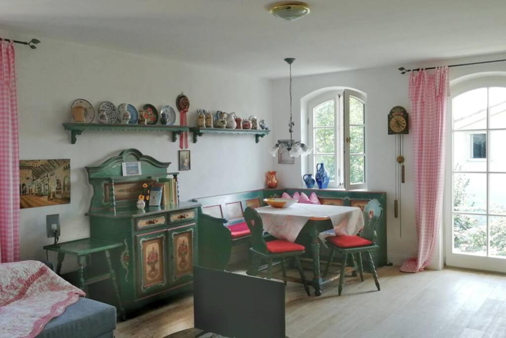 Ruhige Ferienwohnung in seenaher Künstlervilla in Gstadt