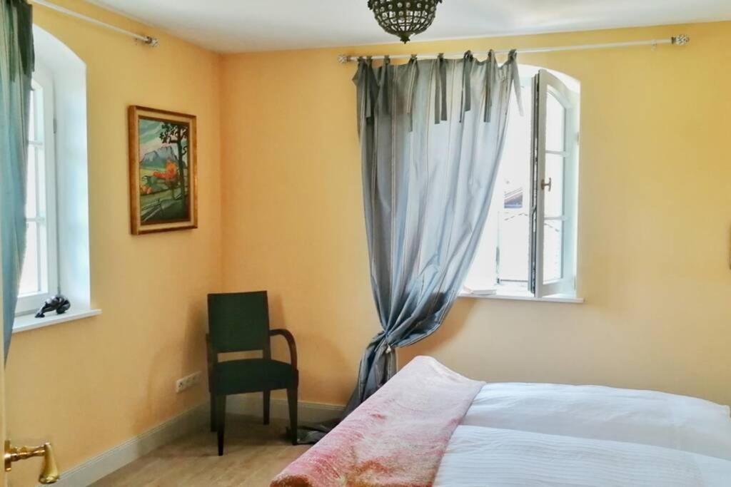 Ruhige Ferienwohnung in seenaher Künstlervilla in Gstadt