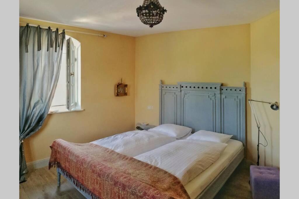 Ruhige Ferienwohnung in seenaher Künstlervilla in Gstadt